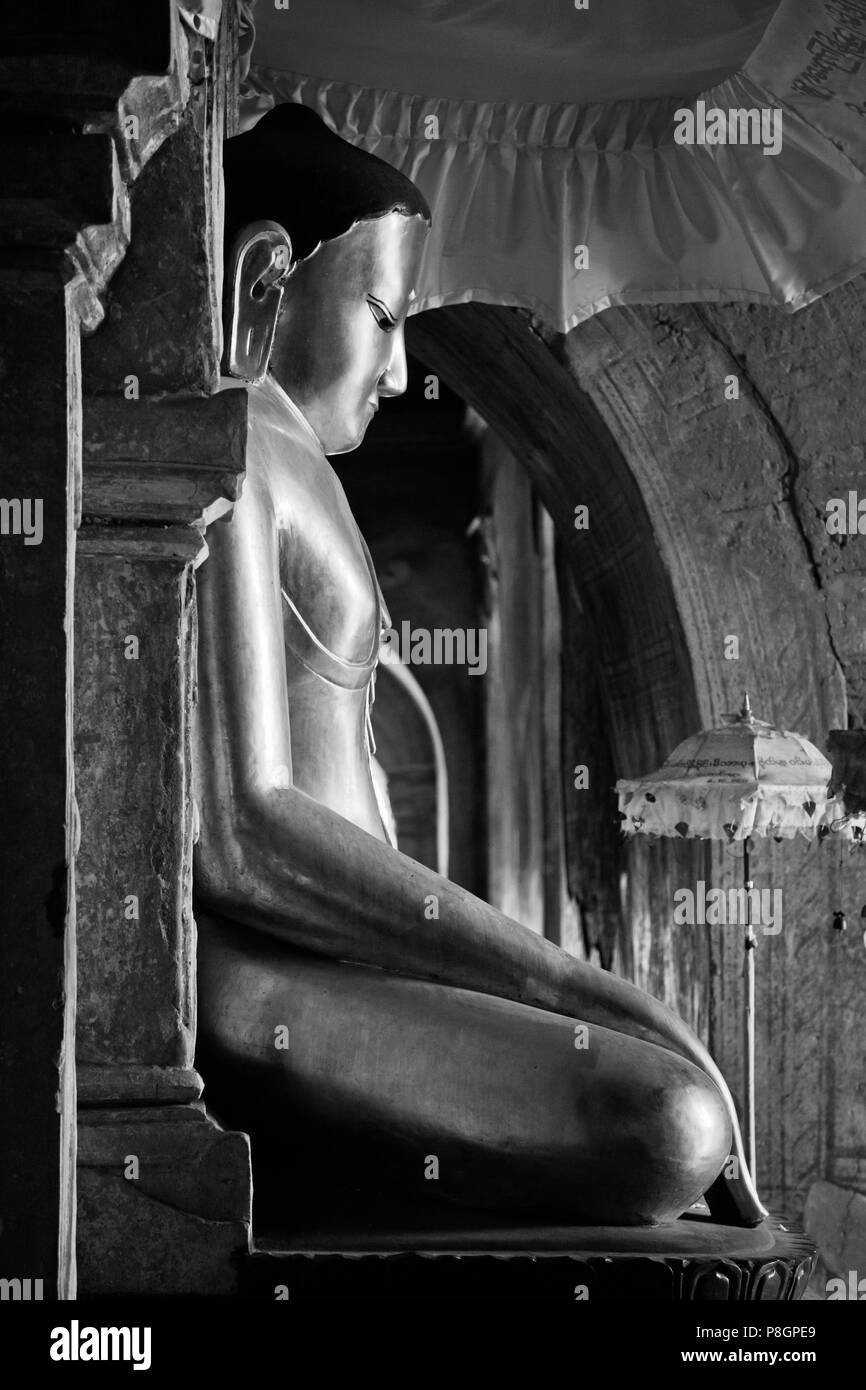 Udienza statua del Buddha a HTILOMINLO PAHTO o tempio è di 46 metri di altezza ed è stato costruito da Re Nantaungmya nel 1218 - BAGAN, MYANMAR Foto Stock