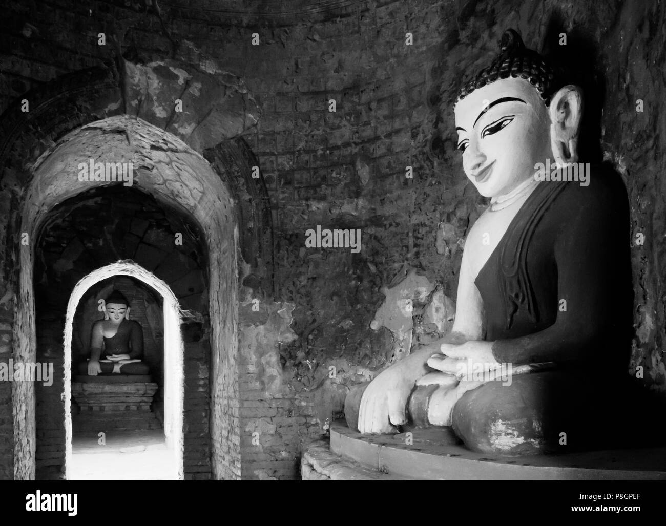 Il PAYA NDA ZU GRUPPO di stupa sono intime e avere una buona illuminazione su statue del Buddha in seno - BAGAN, MYANMAR Foto Stock