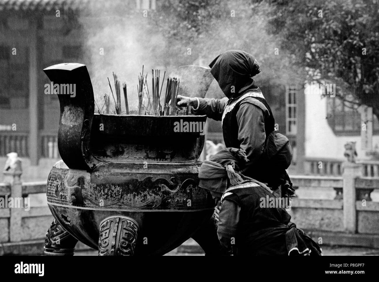 Adoratori di minoranza etnica luce incenso presso il buddista di Tempio di Yuantong in KUNMING - Yunnan in Cina Foto Stock