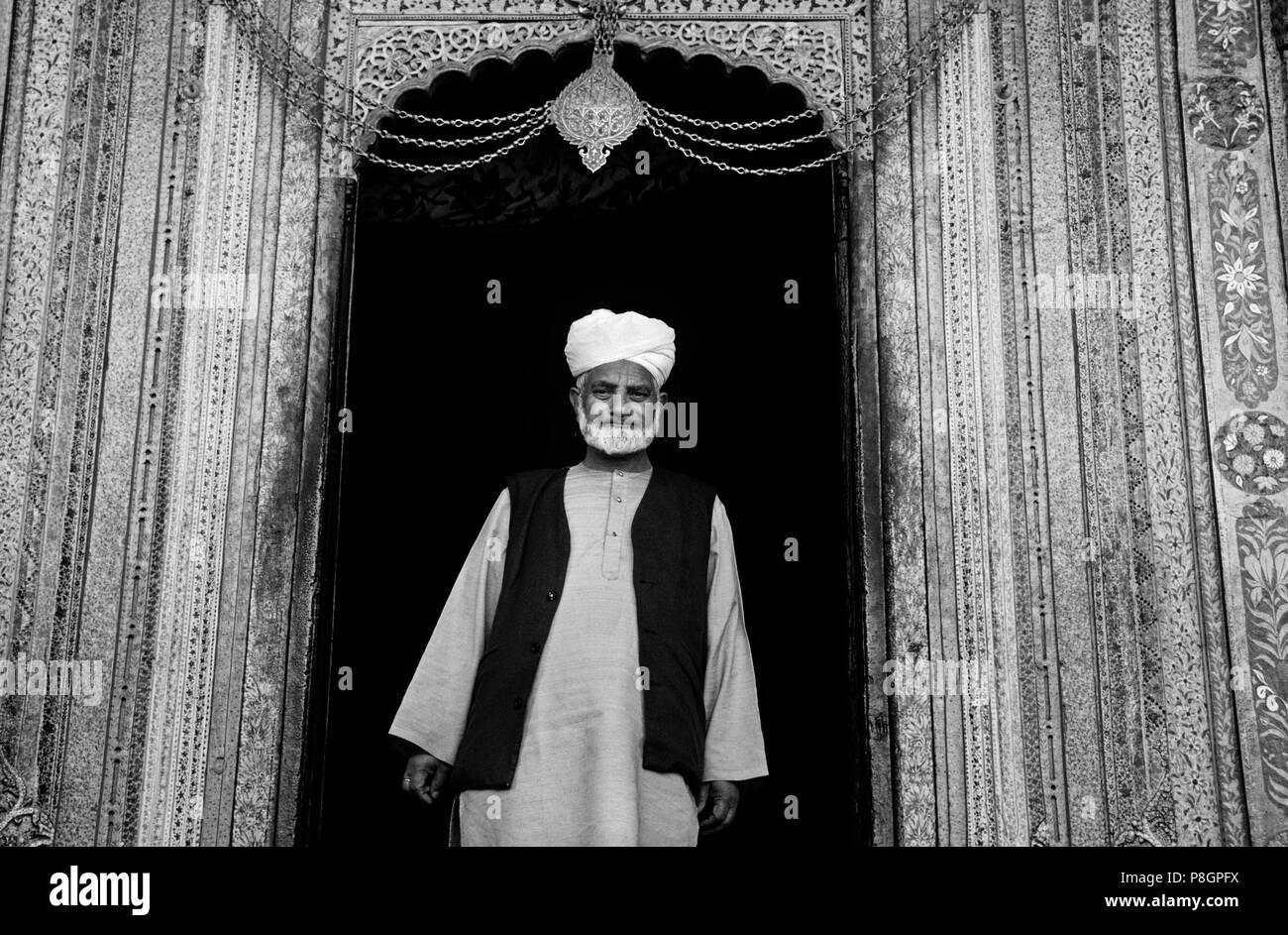 Uomo musulmano si trova all'ingresso SHAH HAMDAN moschea vicino a SRINIGAR - KASHMIR INDIA Foto Stock