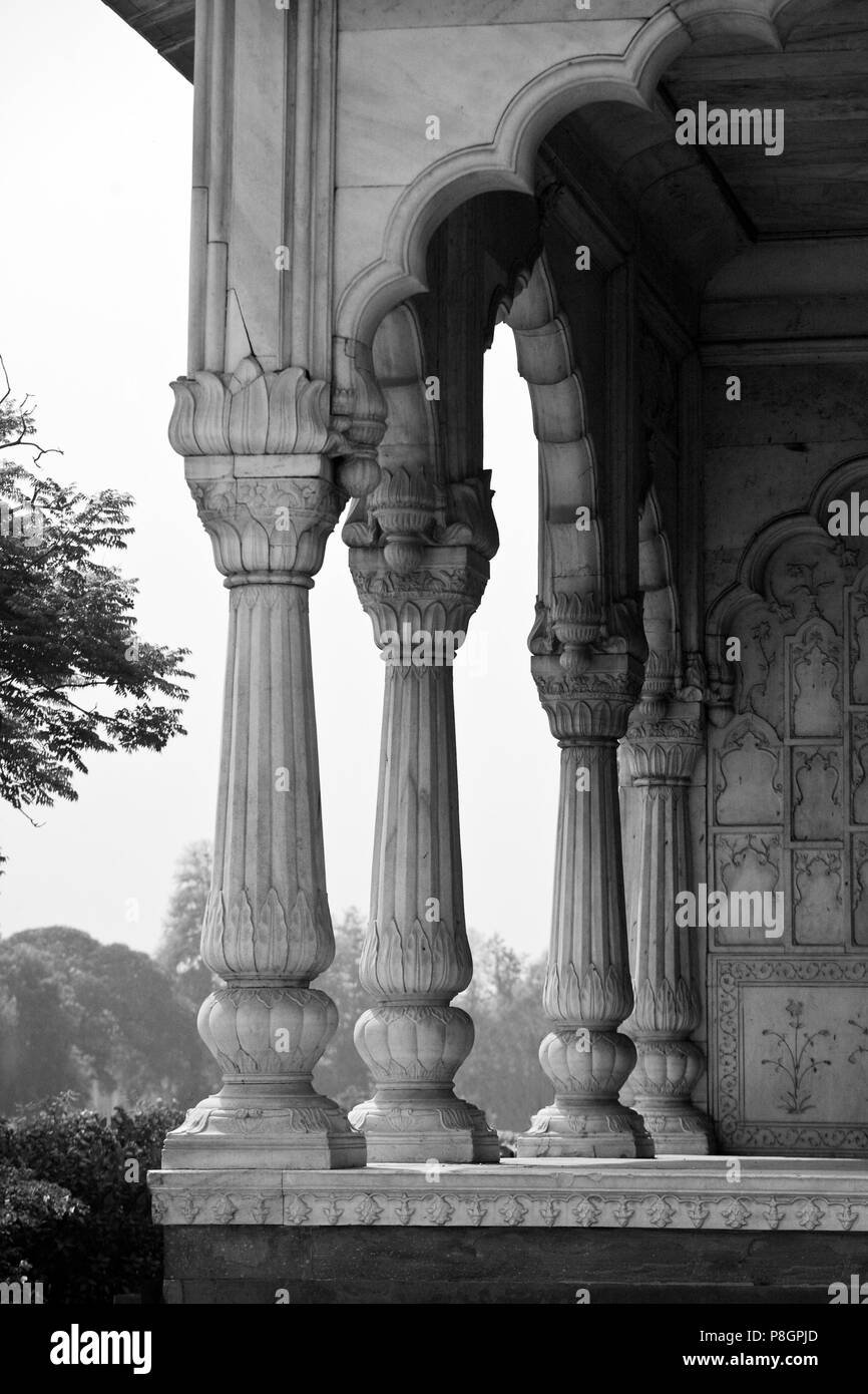 Colonna di marmo e arco all'interno della Red Fort o Lal Qila che è stata costruita dall'imperatore Shah Jahan in 1628 - La Vecchia Delhi, India Foto Stock