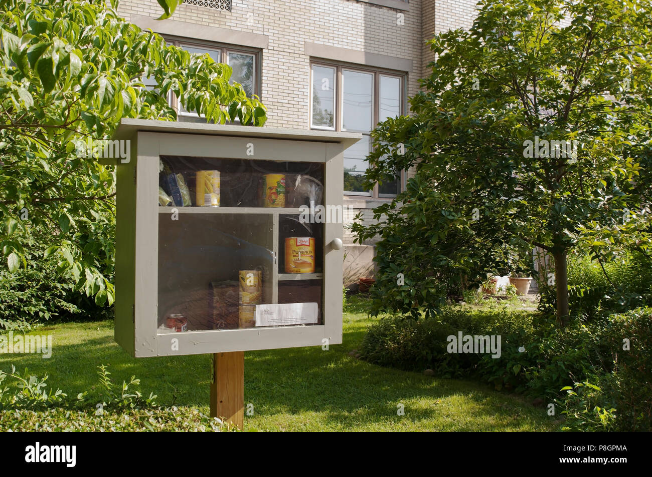 Una comunità piccola dispensa alimentare nella parte anteriore della carta ambientale nella scuola di Pittsburgh, Pennsylvania, STATI UNITI D'AMERICA Foto Stock