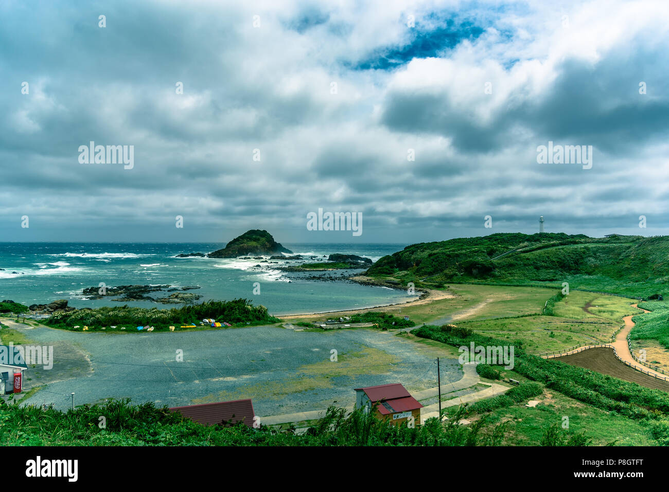 Wild onde che si infrangono sulle rocce in mare presso Tsumekizaki parco vicino Shimoda, Penisola di Izu, Giappone Foto Stock