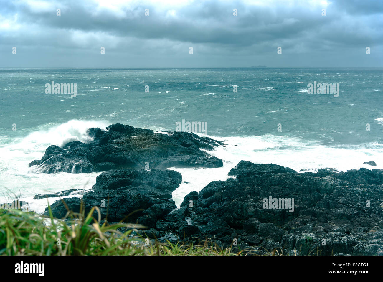 Wild onde che si infrangono sulle rocce in mare presso Tsumekizaki parco vicino Shimoda, Penisola di Izu, Giappone Foto Stock