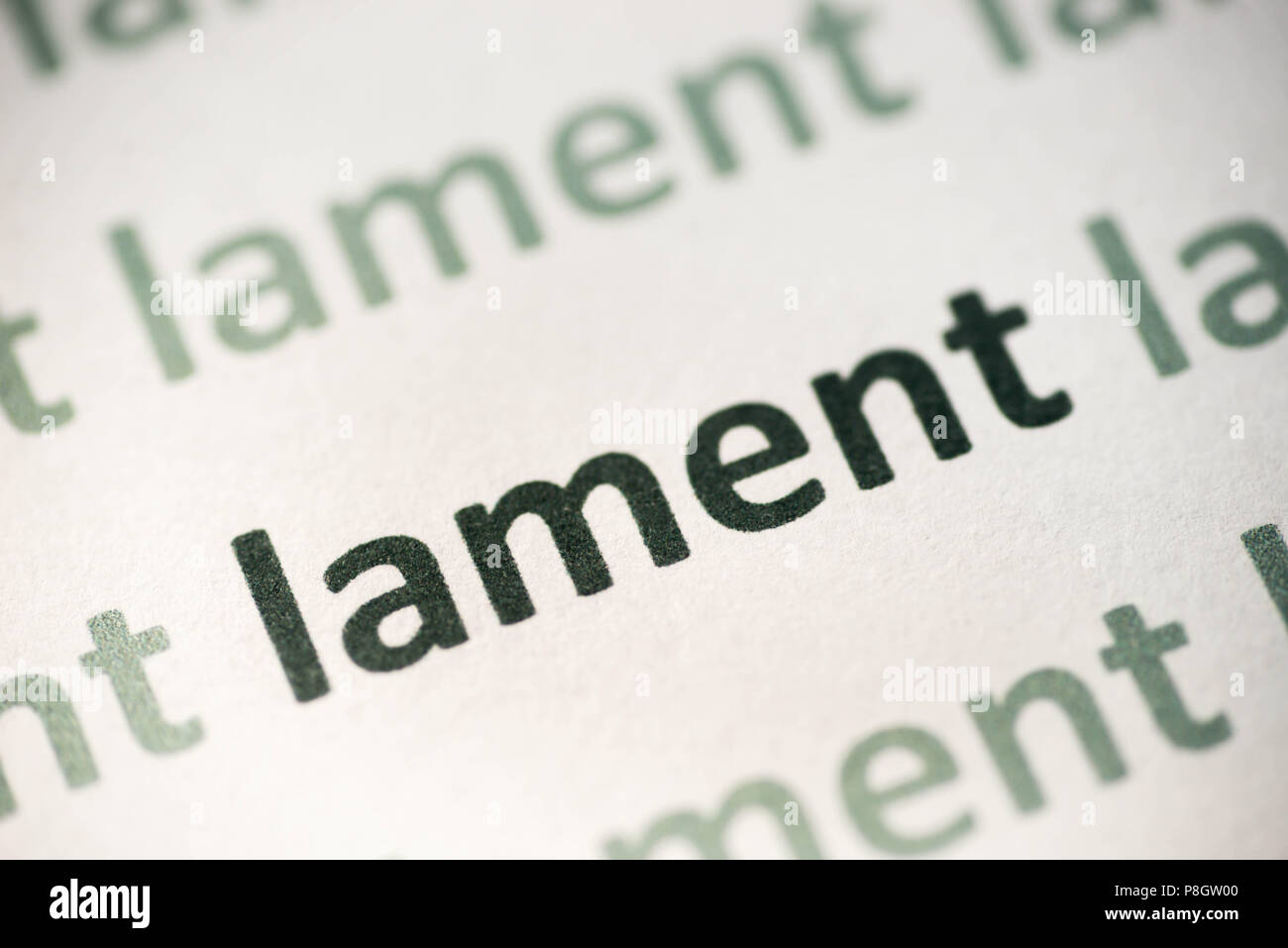 Lamento di parola stampata su carta bianca macro Foto Stock