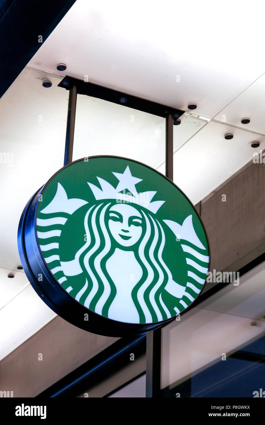 Lione, Francia - 8 Novembre 2015: logo di Starbucks all'aeroporto di Lione. Starbucks è un american coffee company e catena coffeehouse Foto Stock