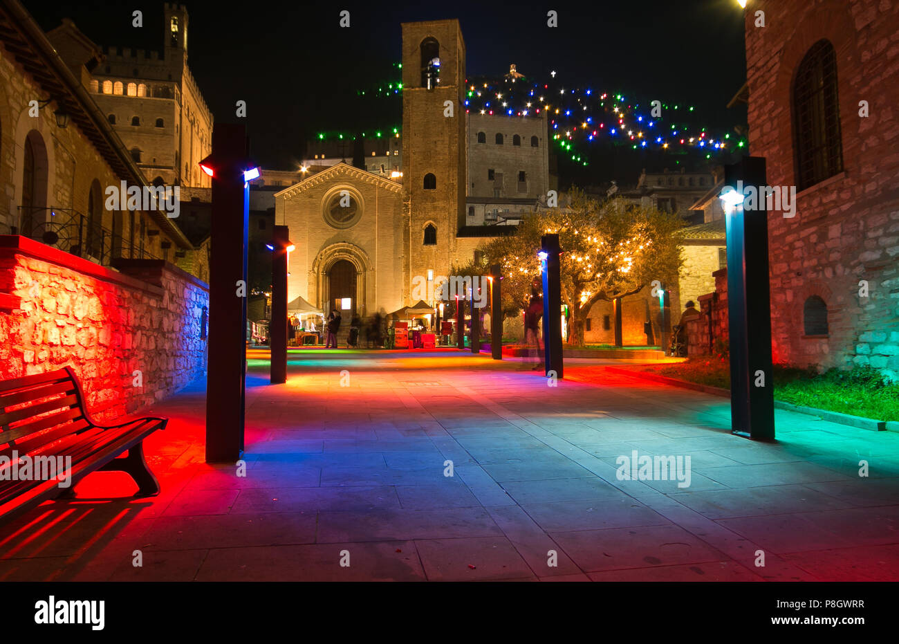 Salva anteprima Download gubbio, Italia - 18 dicembre 2016: vivace piazza di Gubbio al tempo di Natale Foto Stock