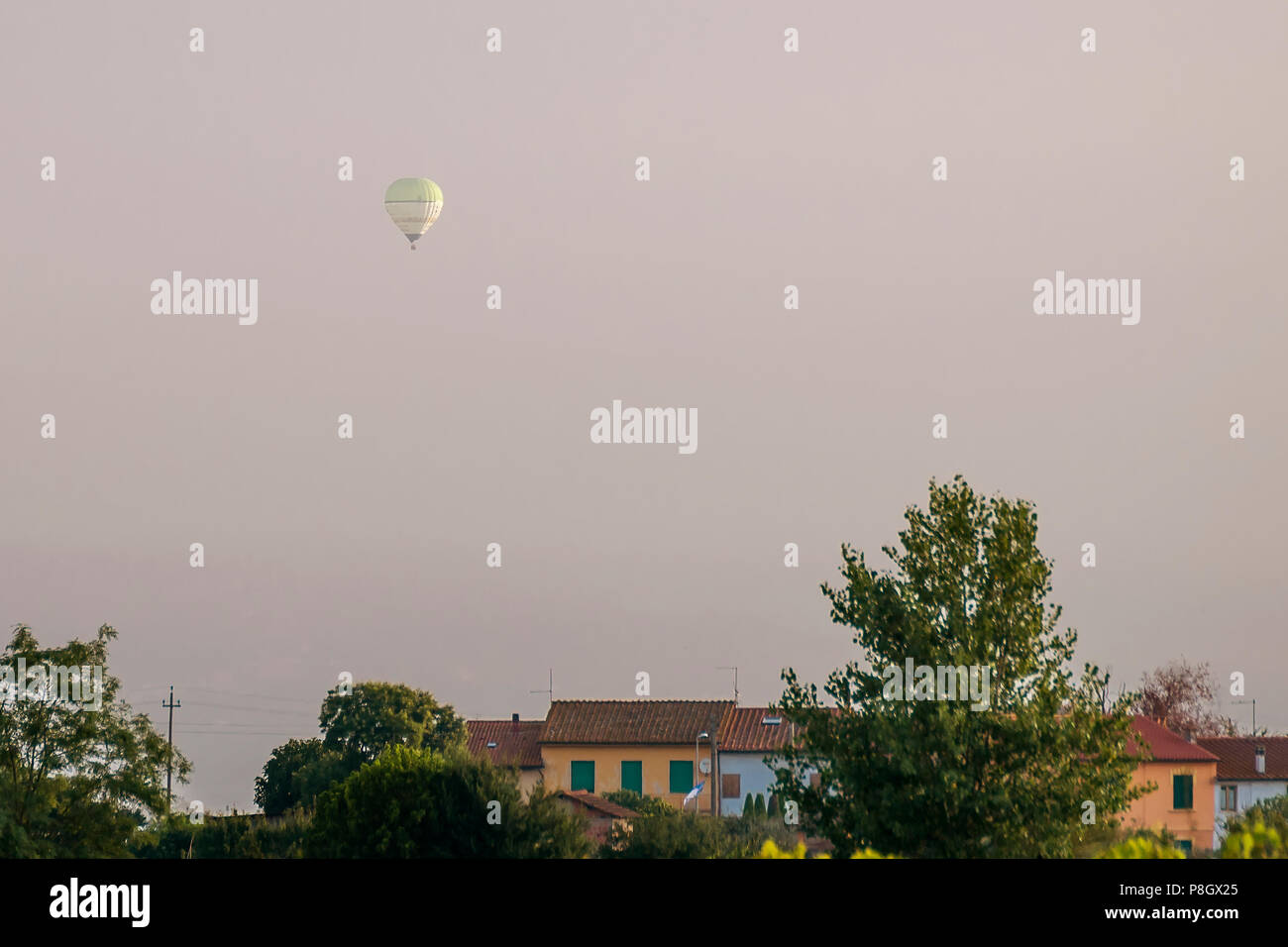 Mongolfiera Volare oltre la campagna toscana nella prima luce del giorno Foto Stock
