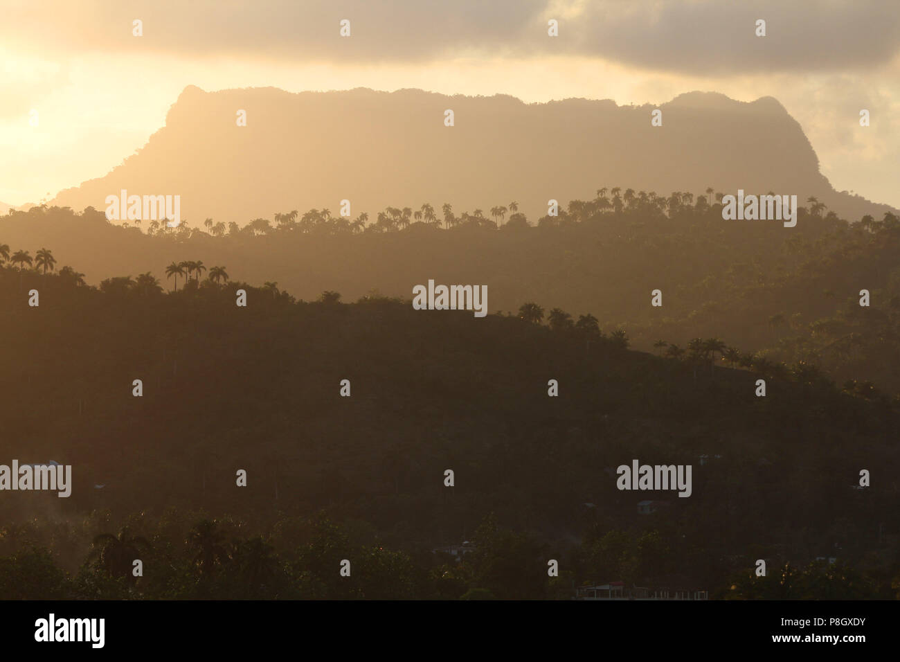 Baracoa, Cuba - paesaggio di montagna, famosa montagna piana El Yunque. La luce del tramonto. Foto Stock