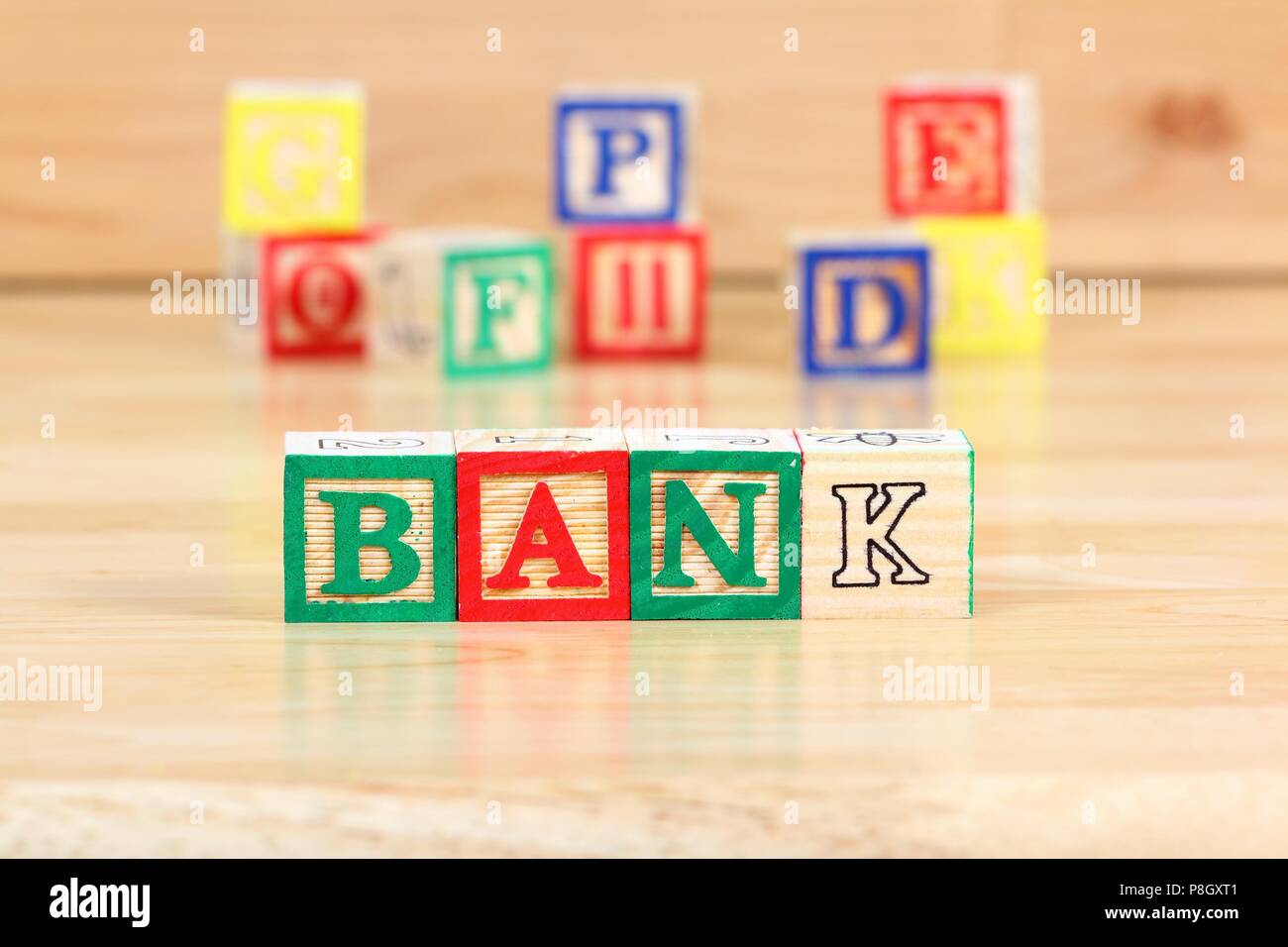 Blocchi di legno con lettere. Bambini giocattolo educativo concetto - Settore bancario. Foto Stock
