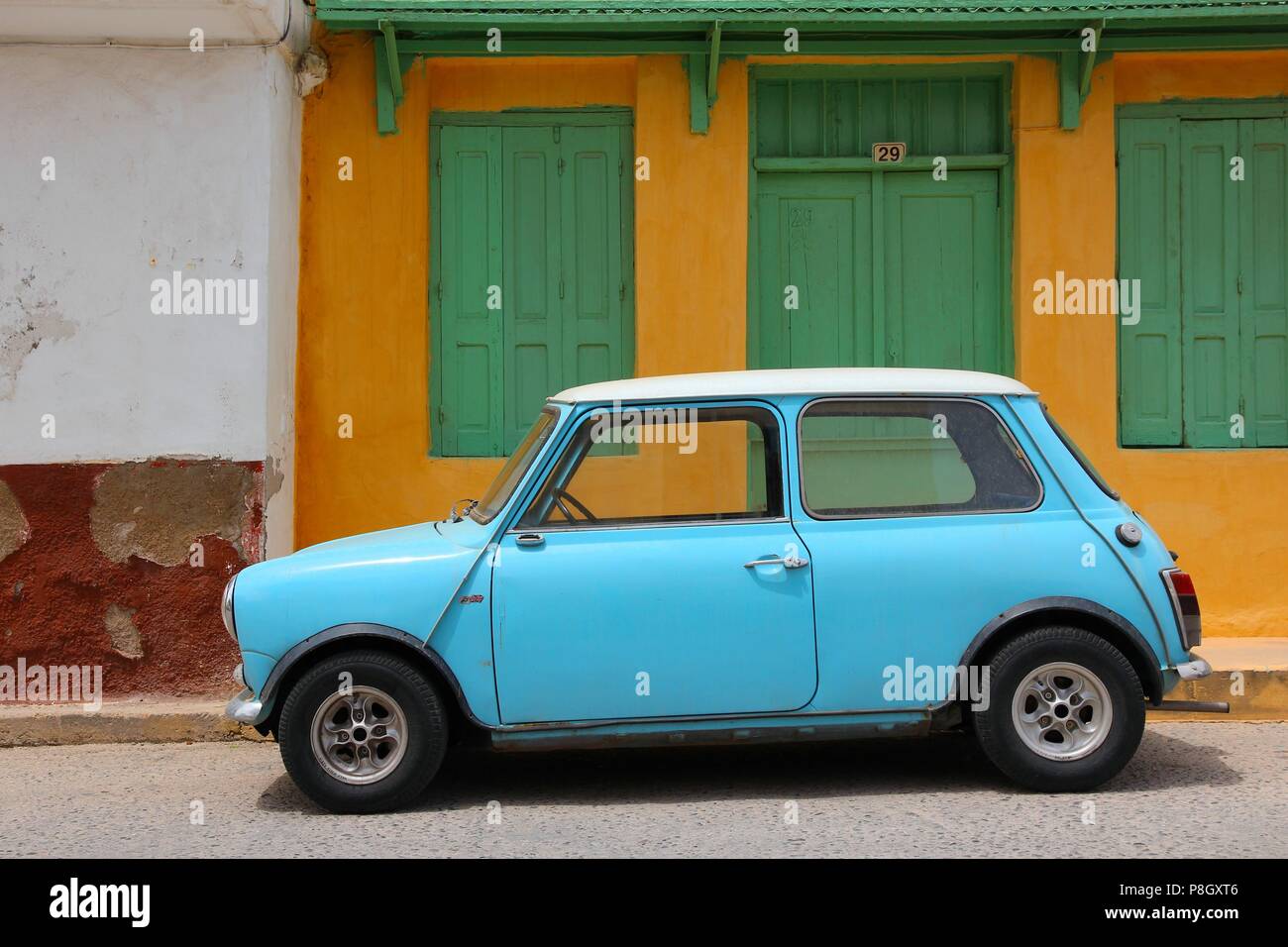 RETHYMNON, Grecia - 23 Maggio: Mini Cooper auto parcheggiate su maggio 23, 2013 in Rethymnon, Creta, Grecia. Mini Cooper è un popolare oldtimer macchina fabbricata in Foto Stock