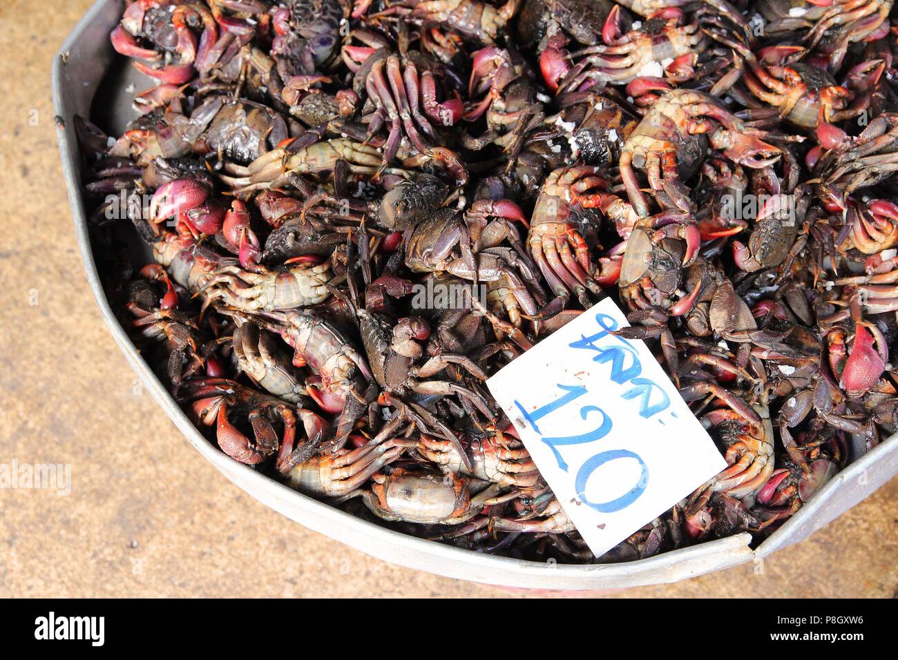 Thailandia - mare mercato alimentare Maeklong nel mercato ferroviario (Samut Songkram city). Foto Stock