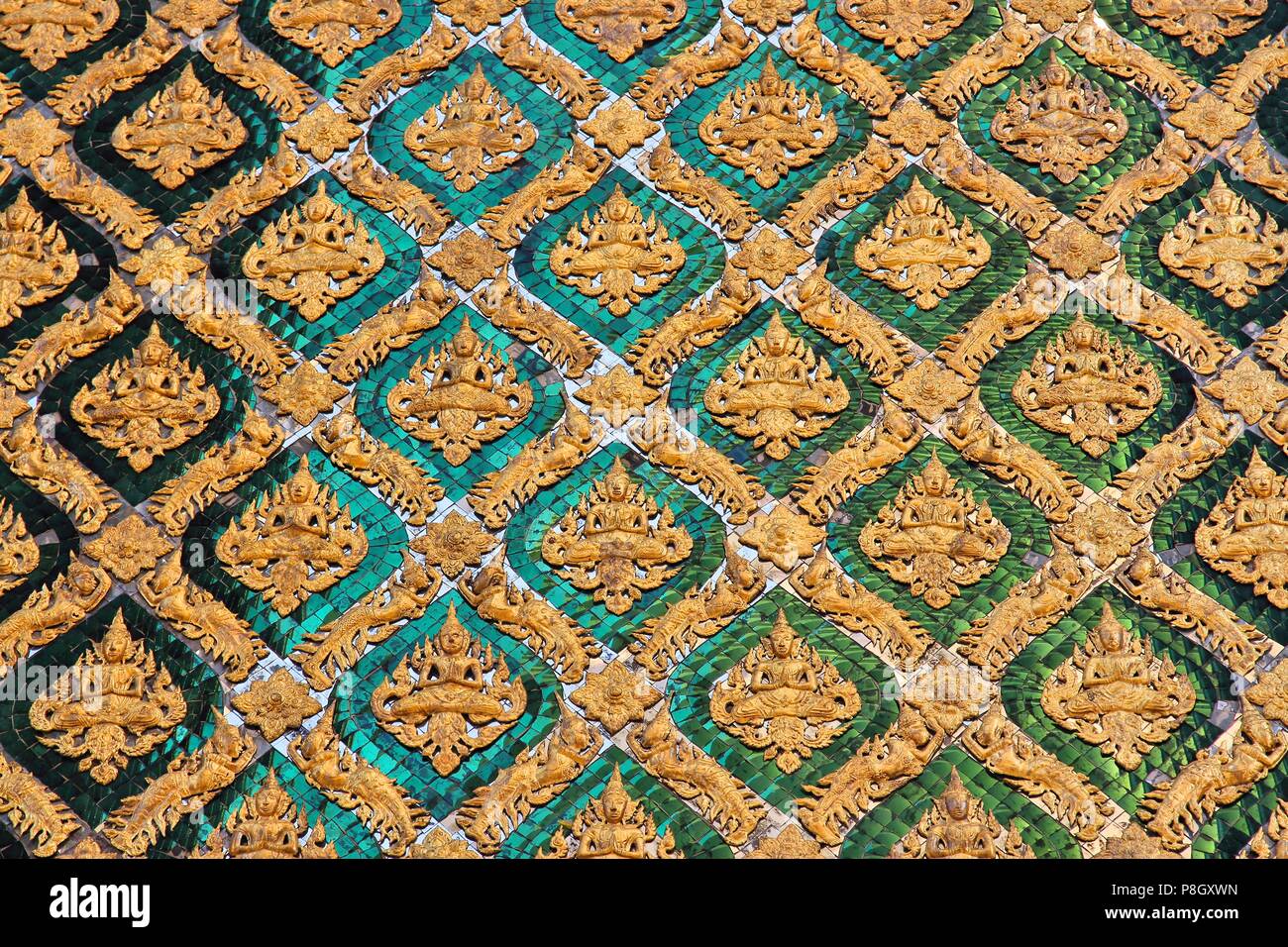 Bangkok, Thailandia, Sud-est asiatico - Grand Palace architettura. Intricati ornamenti floreali. Foto Stock