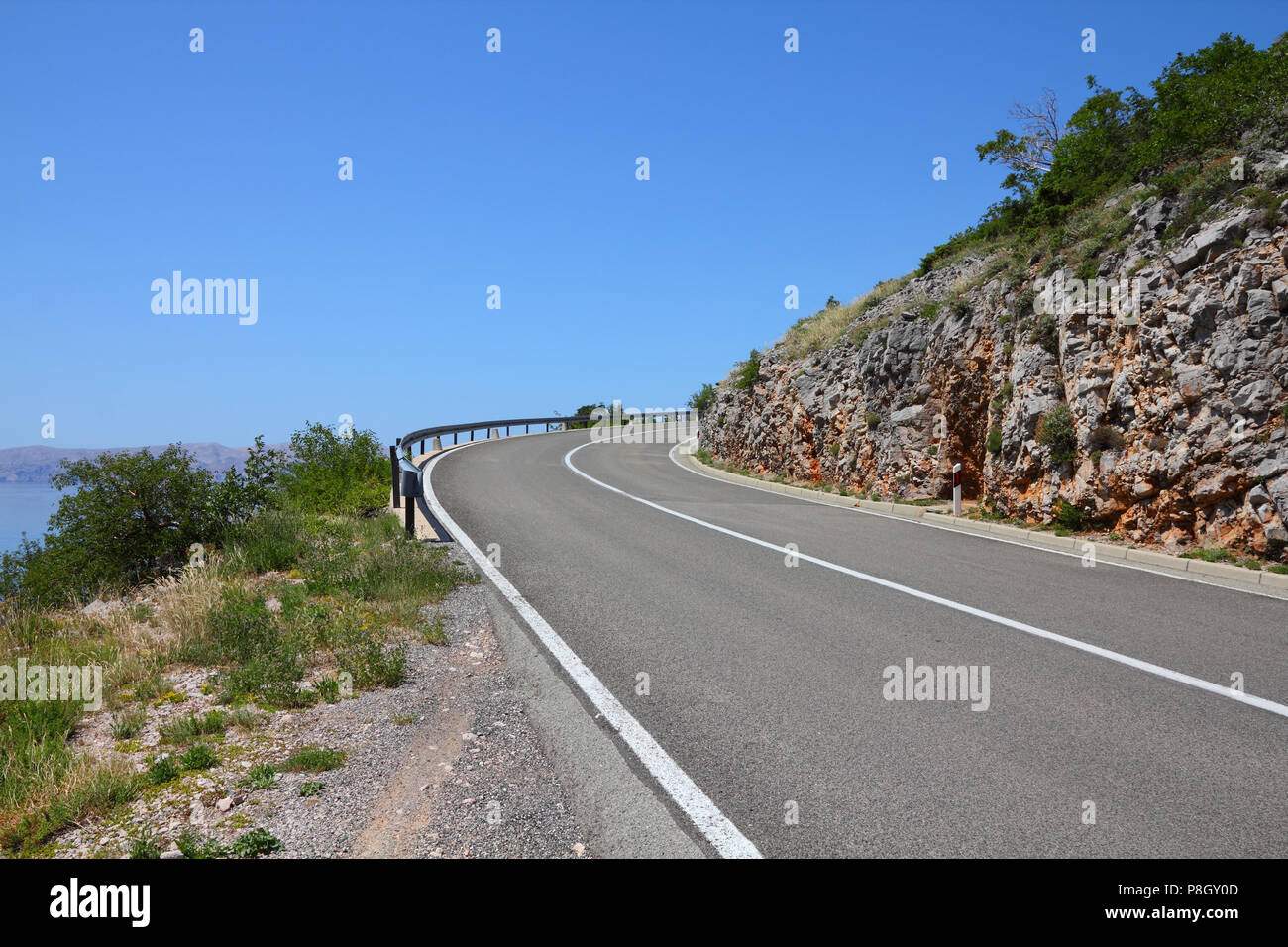 Croazia - la famosa Autostrada Adriatica (Jadranska magistrala) strada  lungo la costa Foto stock - Alamy