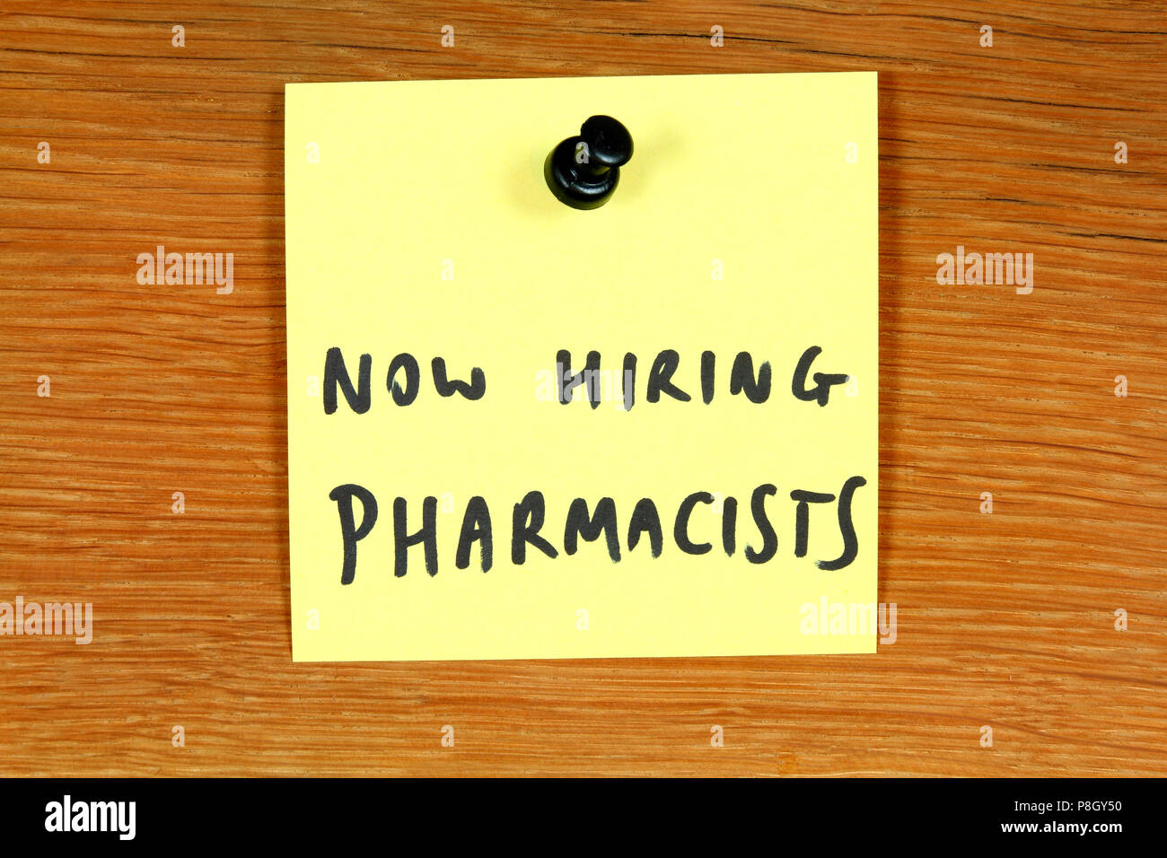 Una nota adesiva con le opportunità di lavoro messaggio - affitto farmacisti. Il bulletin board. Foto Stock