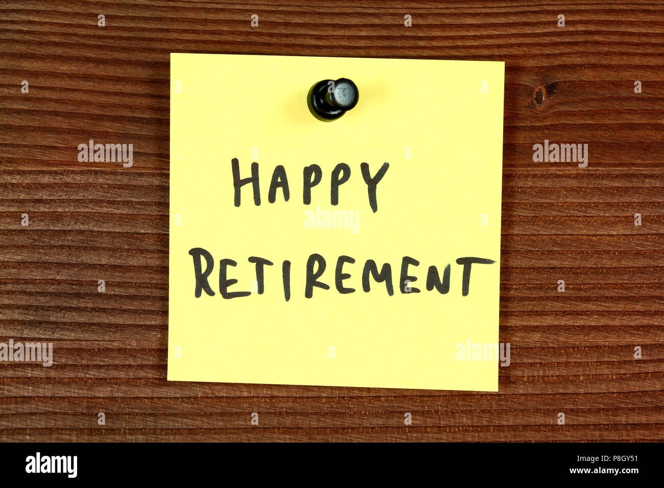 Nota adesiva con il pensionamento felice auguri per un dipendente senior. Il bulletin board. Foto Stock