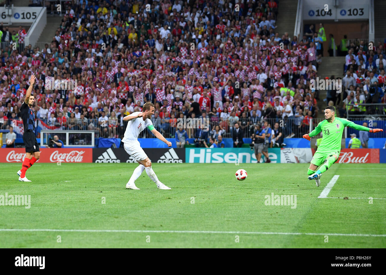 Mosca, Russia. 11 Luglio, 2018. Mosca, Russia. 11 Luglio, 2018. Harry Kane (Inghilterra) vs. portiere Danijel Subasic (Croazia) fuori dai sentieri battuti obiettivo GES/calcio/World Cup 2018 Russia: Semi-finali: CROAZIA - Inghilterra, 11.07.2018 GES/Soccer/calcio/World Cup 2018 Russia: semi finale: Croazia vs Inghilterra, Mosca, luglio 11, 2018 | Utilizzo di credito in tutto il mondo: dpa/Alamy Live News Credito: dpa picture alliance/Alamy Live News Foto Stock