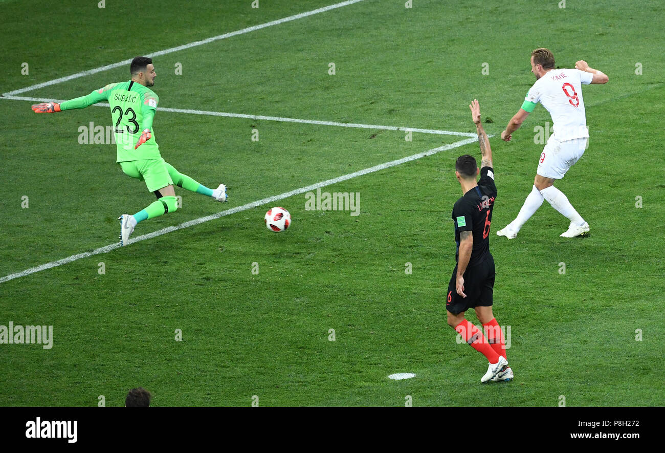 Mosca, Russia. 11 Luglio, 2018. Mosca, Russia. 11 Luglio, 2018. Harry Kane (Inghilterra) vs. portiere Danijel Subasic (Croazia) fuori dai sentieri battuti obiettivo GES/calcio/World Cup 2018 Russia: Semi-finali: CROAZIA - Inghilterra, 11.07.2018 GES/Soccer/calcio/World Cup 2018 Russia: semi finale: Croazia vs Inghilterra, Mosca, luglio 11, 2018 | Utilizzo di credito in tutto il mondo: dpa/Alamy Live News Credito: dpa picture alliance/Alamy Live News Foto Stock