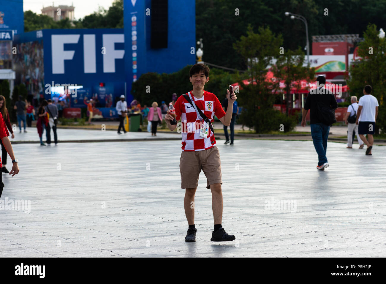 Mosca, Russia. 11 Luglio, 2018. La ventola Festival area su Sparrow colline. Tifosi si riuniscono per visualizzare Inghilterra vs Croazia semi-finale sui grandi schermi TV. Concerto e attività prima della partita. A dispetto dei temporali locali su Mosca, l'atmosfera del festival è caldo. Credito: Alex Immagini/Alamy Live News Foto Stock