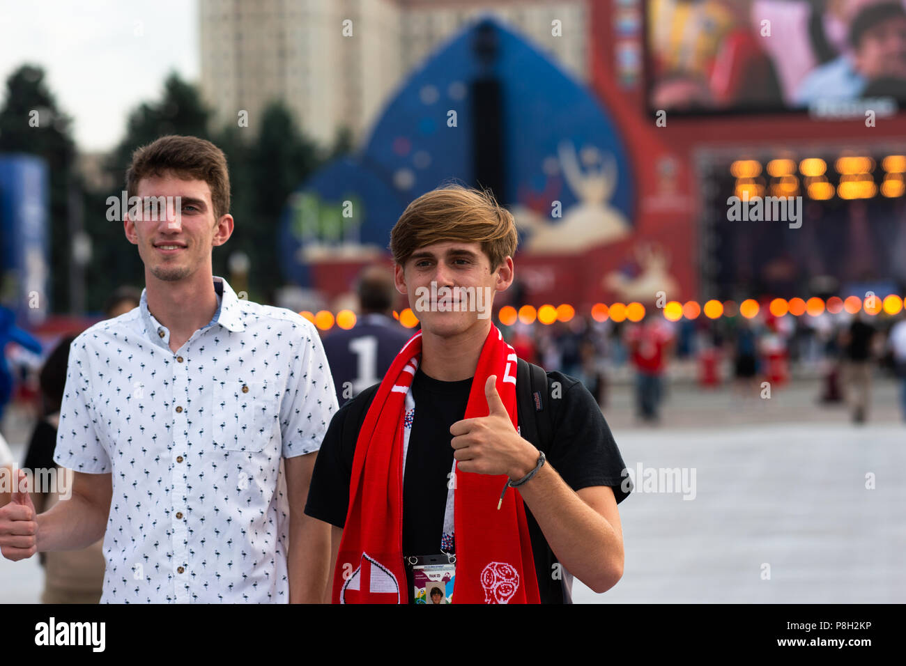 Mosca, Russia. 11 Luglio, 2018. La ventola Festival area su Sparrow colline. Tifosi si riuniscono per visualizzare Inghilterra vs Croazia semi-finale sui grandi schermi TV. Concerto e attività prima della partita. A dispetto dei temporali locali su Mosca, l'atmosfera del festival è caldo. Unidentified supporters of England Football Team. Credito: Alex Immagini/Alamy Live News Foto Stock