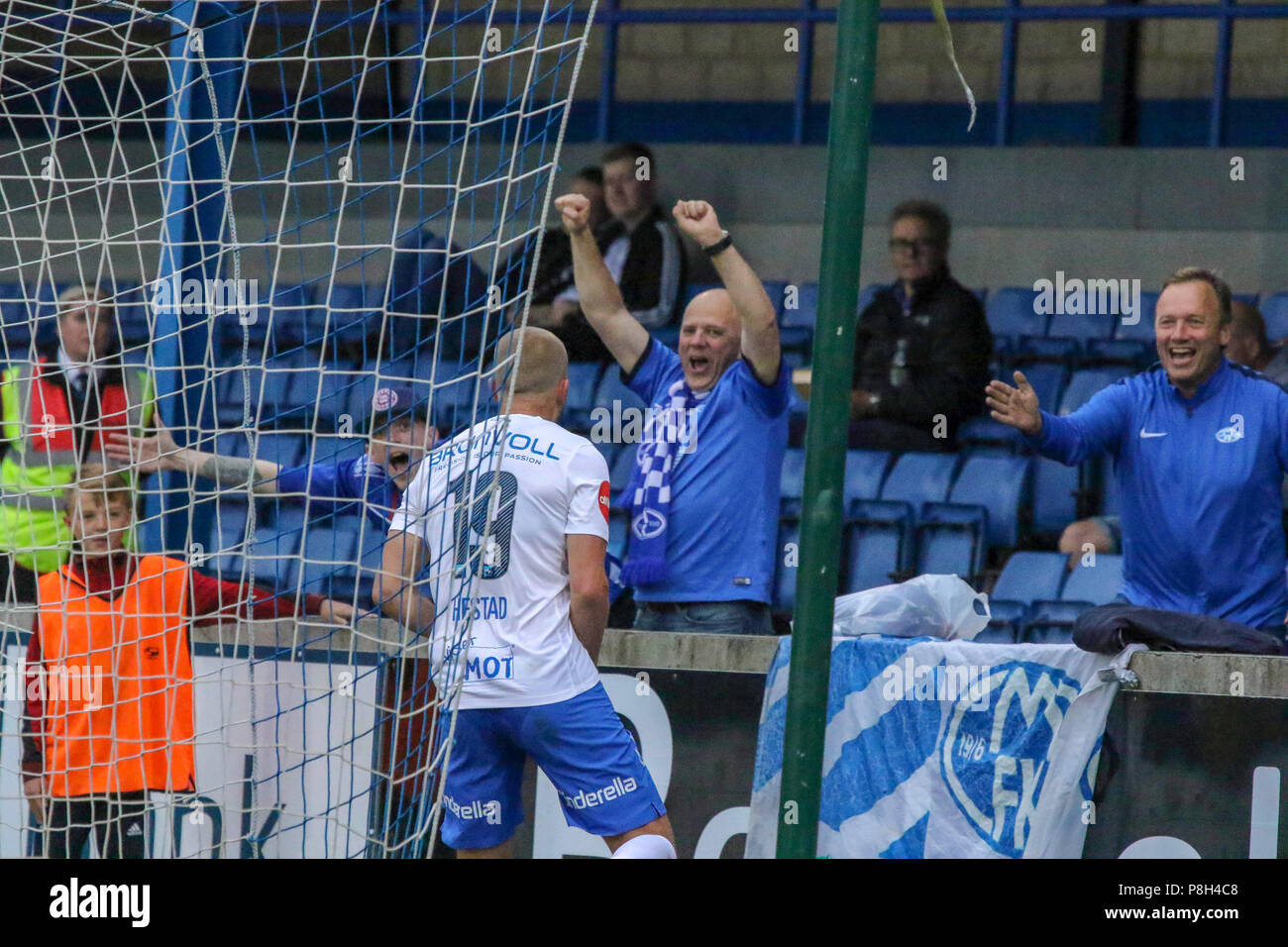 Mourneview Park, Lurgan, Irlanda del Nord. 11 luglio 2018. UEFA Europa League (primo turno di qualificazione), Glenavon v Molde. Eirik Hestad celebra hos obiettivo con Molde sostenitori. Credito: David Hunter/Alamy Live News. Foto Stock