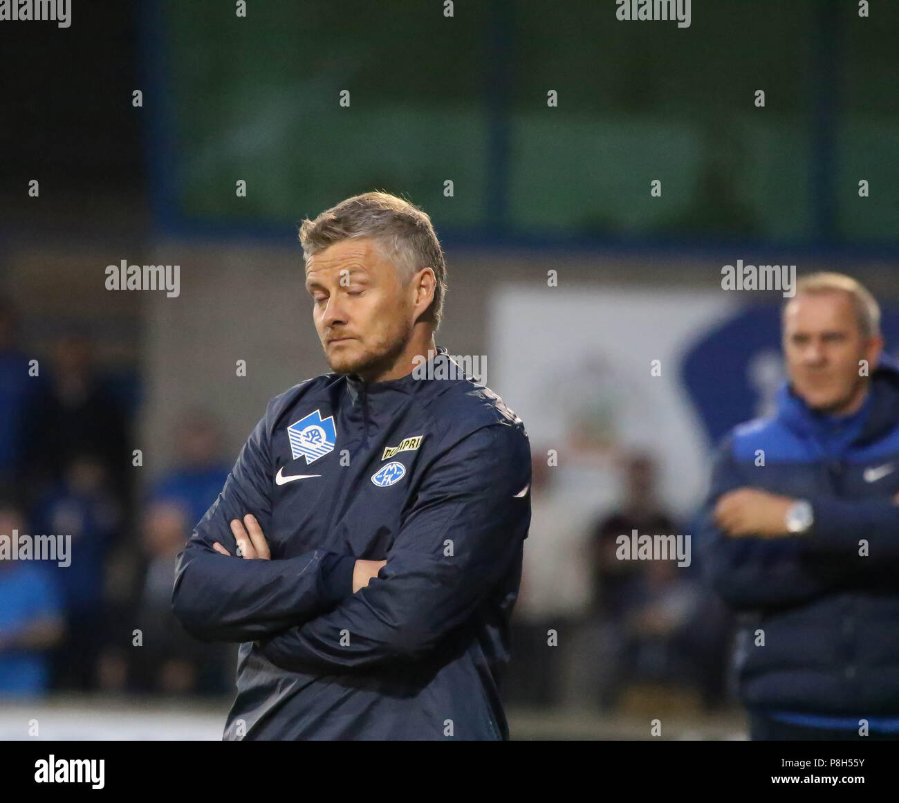 Mourneview Park, Lurgan, Irlanda del Nord. 11 luglio 2018. UEFA Europa League (primo turno di qualificazione), Glenavon v Molde Ole Gunnar Solskjaer sugli spalti con Glenavon assistnat manager Paul Millar in background. Credito: David Hunter/Alamy Live News. Foto Stock