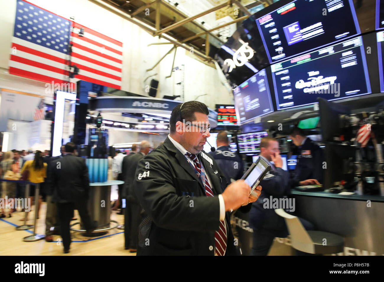 (180711) -- NEW YORK, 11 luglio 2018 (Xinhua) -- trader lavorano presso il New York Stock Exchange di New York, gli Stati Uniti, l'11 luglio 2018. Gli stock degli Stati Uniti inferiore chiuso il mercoledì. Il Dow Jones Industrial Average è stato giù 219.21 punti, o 0,88 percento, a 24,700.45. S&P 500 è diminuita 19.82 punti, o 0,71 percento, per 2,774.02. Il Nasdaq Composite indice diminuiva 42.59 punti, o 0,55 percento, per 7,716.61. (Xinhua/Wang Ying) Foto Stock