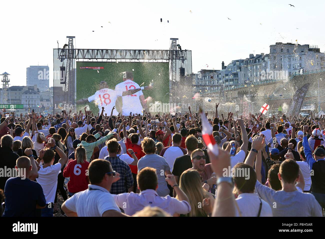 La spiaggia di Brighton Inghilterra England Regno Unito. 11 luglio 2018. La Coppa del Mondo di calcio tifosi guardare l'Inghilterra v Croazia Semi finale sulla Spiaggia di Brighton.Caron Watson/Alamy Live News Foto Stock