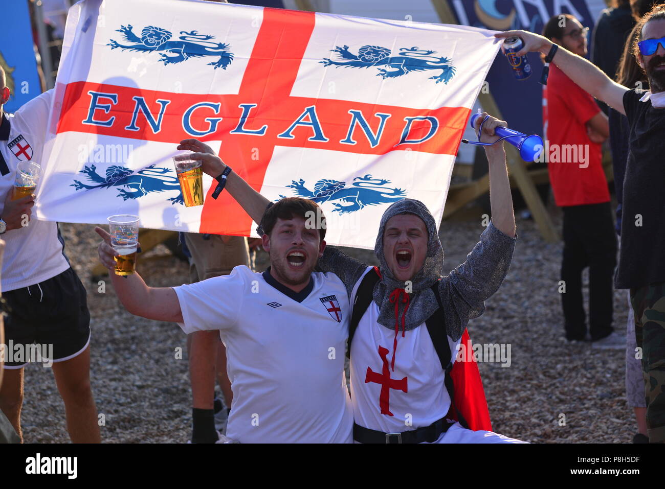 La spiaggia di Brighton Inghilterra England Regno Unito. 11 luglio 2018. La Coppa del Mondo di calcio tifosi guardare l'Inghilterra v Croazia Semi finale sulla Spiaggia di Brighton.Caron Watson/Alamy Live News Foto Stock