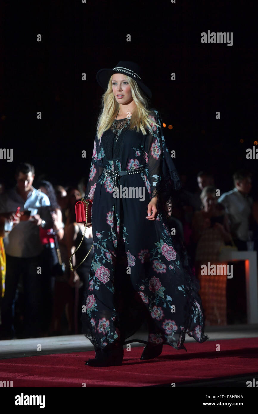 Miami, Florida, Stati Uniti d'America. 11 Luglio, 2018. Modello Pinko passeggiate la pista al Miami nuotare settimana opening party al W Hotel in Miami Beach, Florida. Persone: Pinko modello Credit: tempeste Media Group/Alamy Live News Foto Stock