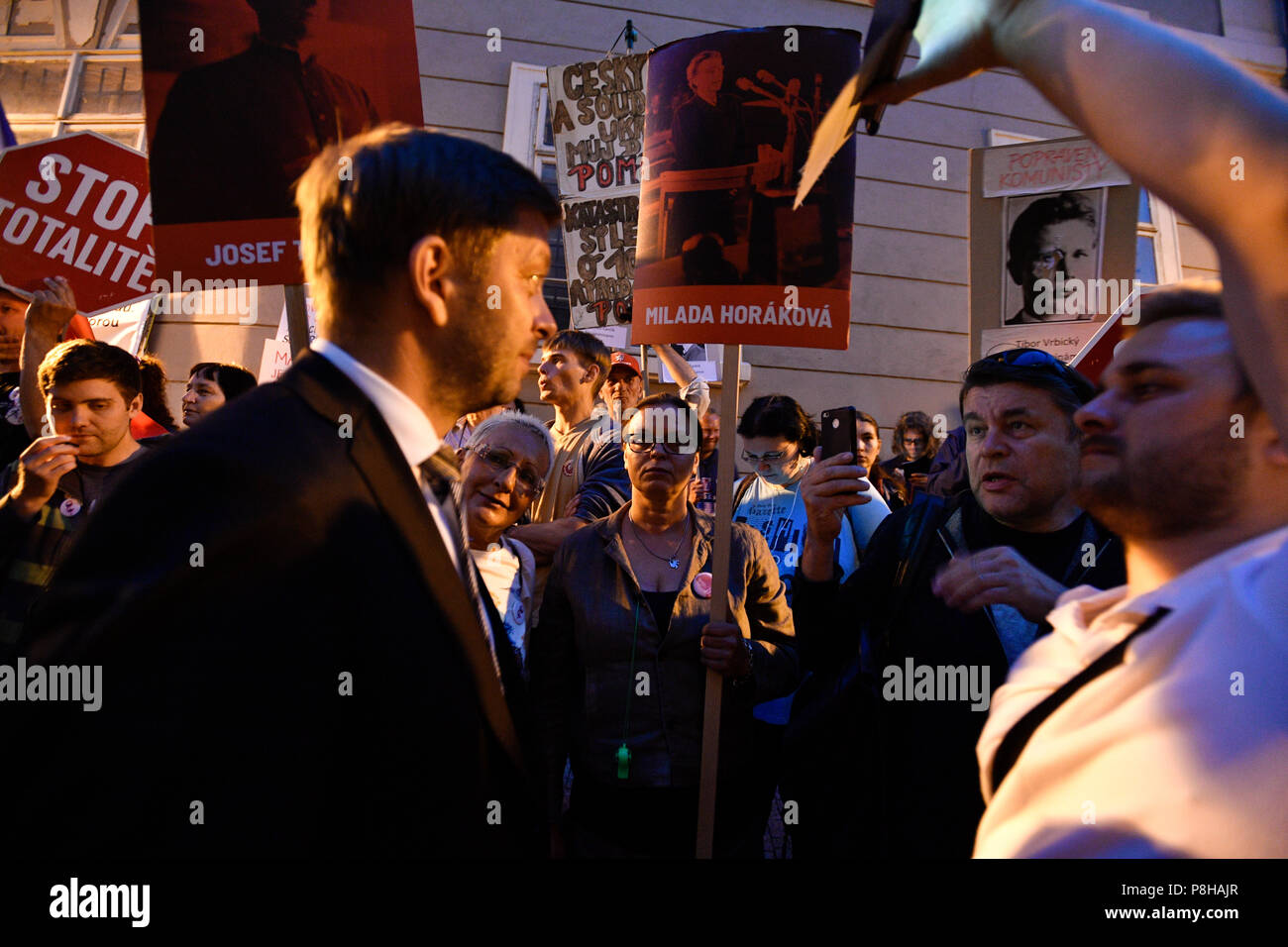 Rally in scena al di fuori del Parlamento contro govt sostenuta dai comunisti iniziato intorno a 13:00. Gli interventi sono stati consegnati dai presidenti dei gruppi supplente di sommità 09 e i sindaci e gli indipendenti (STAN), Miroslav Kalousek, Vit Rakusan (sinistra), Jan Farsky, nonché Miroslava Nemcova, un sostituto per la Civic partito democratico (ODS) a Praga Repubblica Ceca, luglio 11, 2018. (CTK foto/Michal Kamaryt) Foto Stock