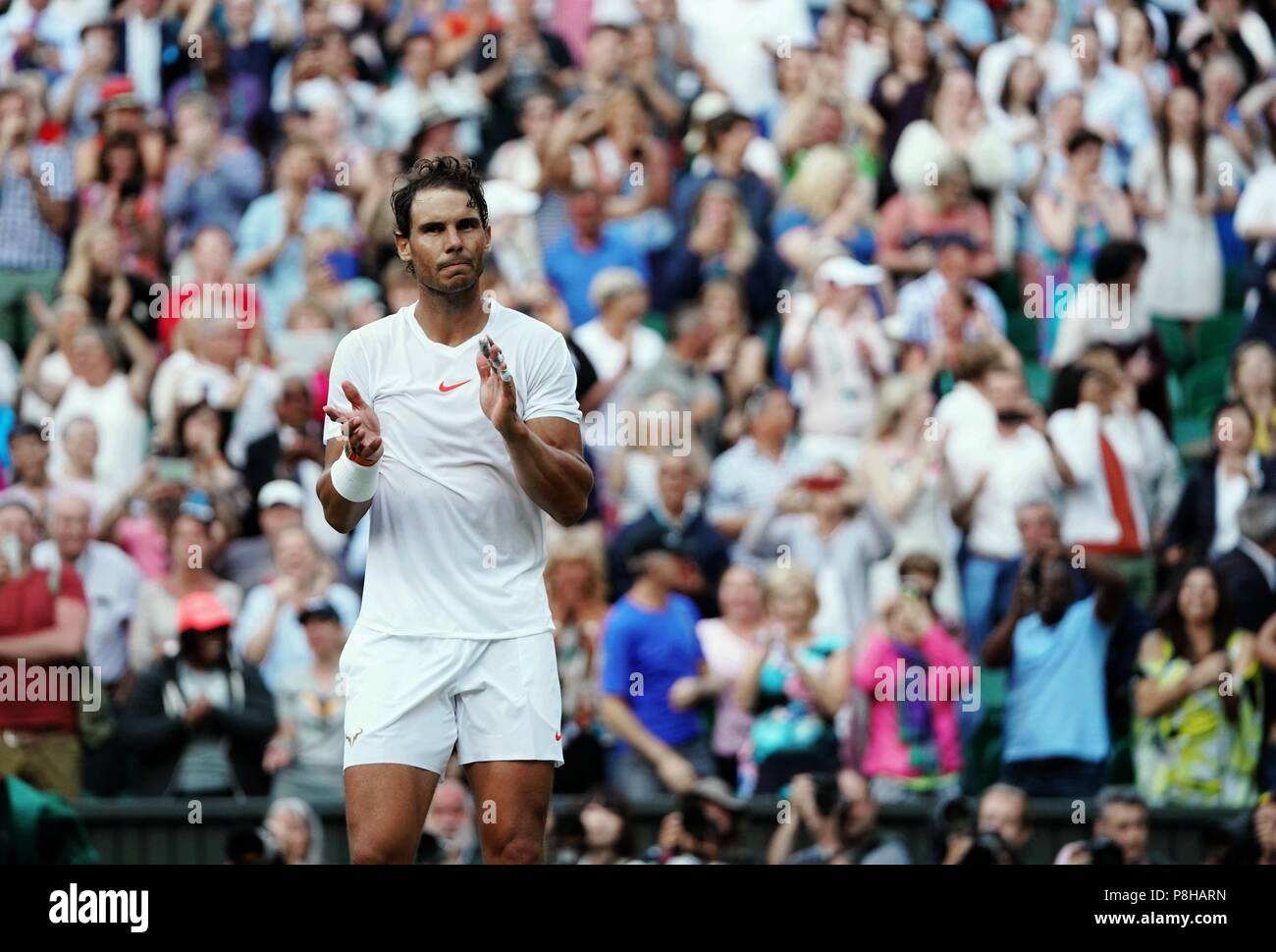 Londra, Gran Bretagna. 11 Luglio, 2018. Rafael Nadal di Spagna celebra la vittoria dopo gli uomini singoli quarti match contro Juan Martin Del Potro di Argentina a campionati di Wimbledon 2018 a Londra, in Gran Bretagna, 11 luglio, 2018. Rafael Nadal ha vinto 3-2. Credito: Guo Qiuda/Xinhua/Alamy Live News Foto Stock