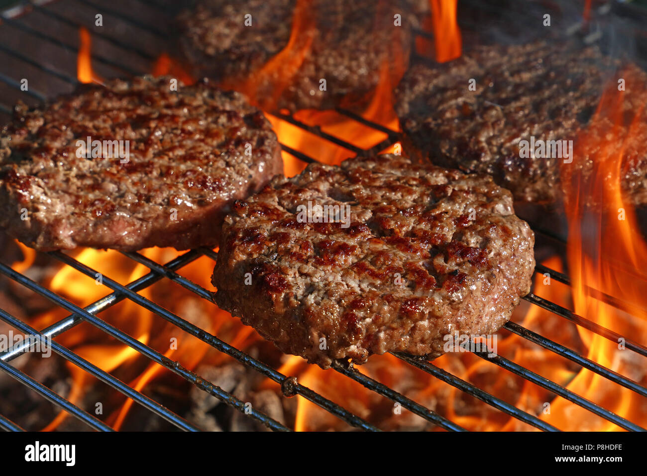 Close up di manzo o di carne di maiale barbecue hamburger per hamburger preparato alla griglia su fuoco BBQ grill di fiamma, ad alto angolo di visione Foto Stock