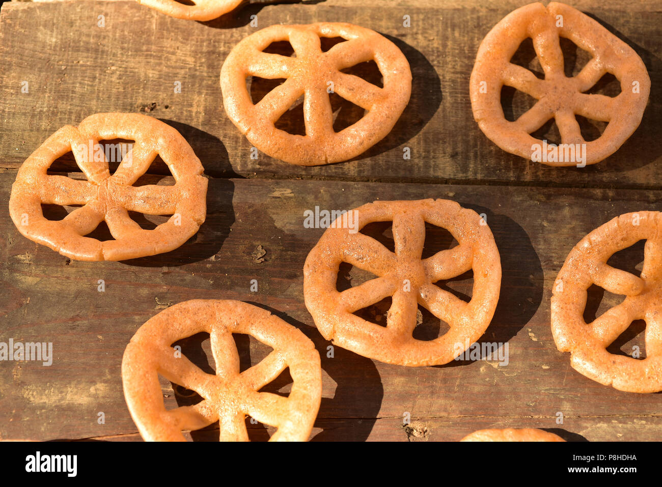 Puffy croccante di colore arancione snack food forma ruota Baja, Messico Foto Stock