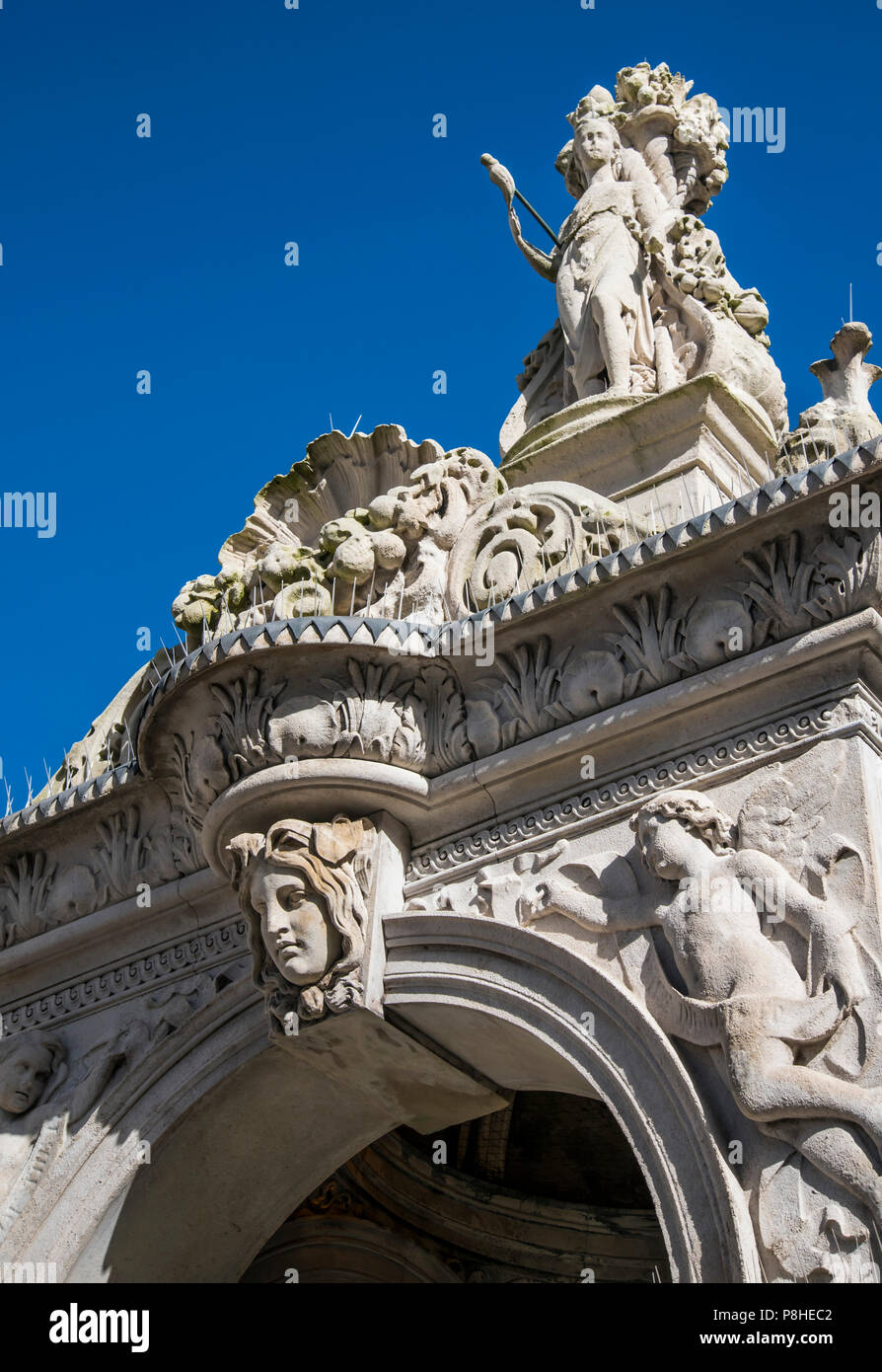 Il luogo di mercato Fontana inaugurato nel 1867 e progettato da James Forsyth , Dudley, West Midlands, Inghilterra, Europa Foto Stock