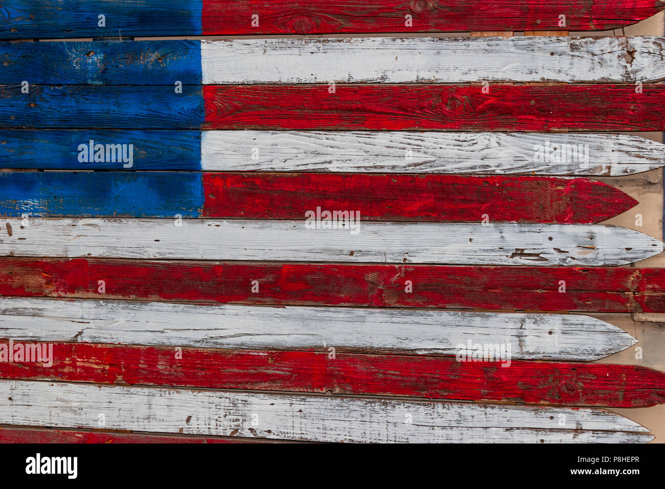 Bandiera di legno a Fort Davis Courthouse in Fort Davis, Texas. Foto Stock