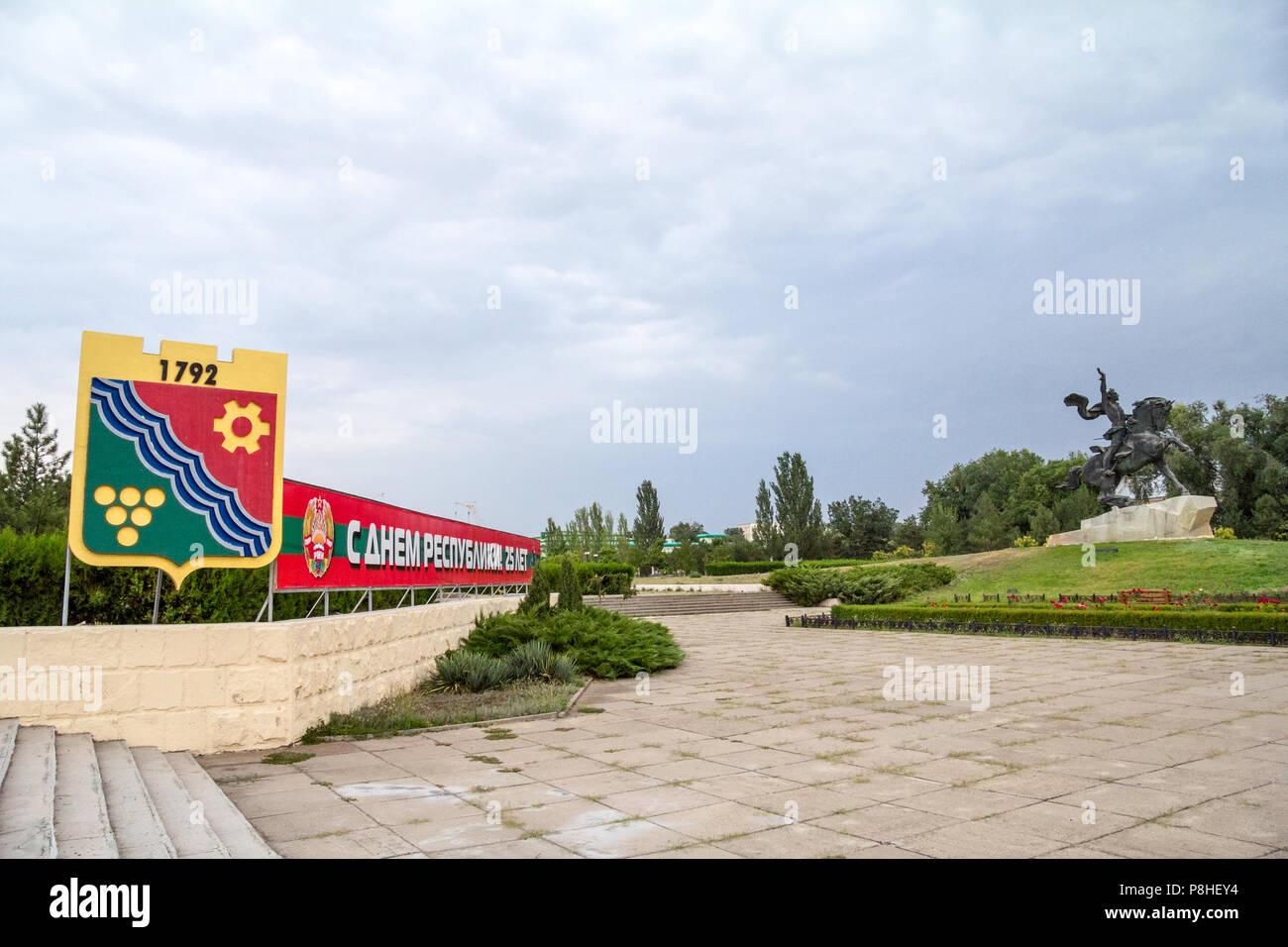 Alexander Suvorov Statua in Tiraspol, Transnistria, Moldavia, con lo stemma della città e un messaggio in russo "happy venticinquesimo giorno della repubblica' con Foto Stock