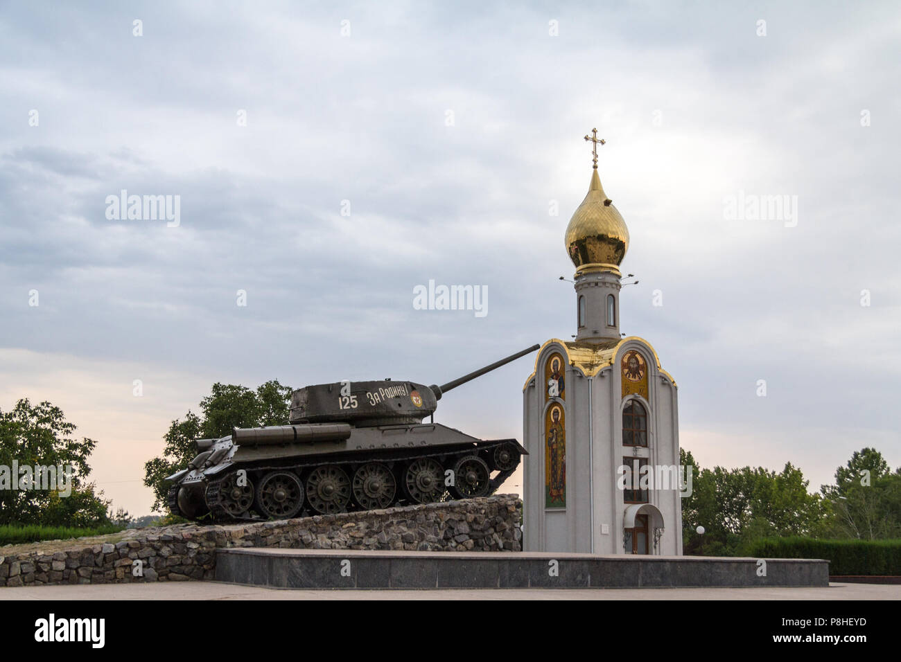 Serbatoio di Tiraspol monumento eretto per commemorare il 1992 Transnitria guerra civile, con una scritta in cirillico: 'Za Rodinu', per la Patria, accanto t Foto Stock