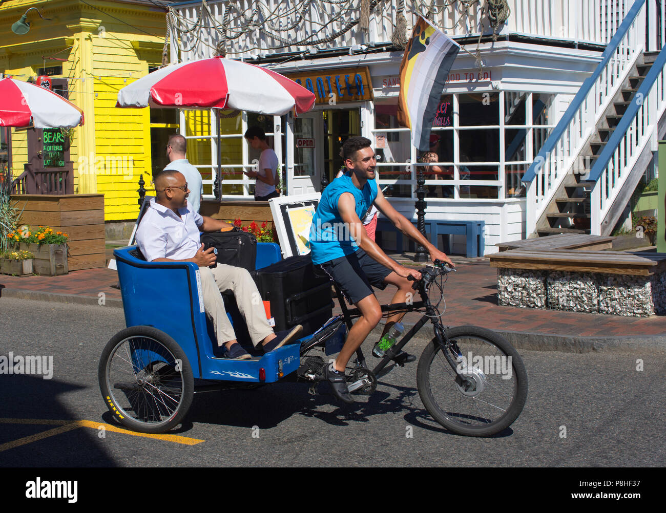 Un pedicab sulla strada commerciale in a Provincetown, Massachusetts, STATI UNITI D'AMERICA Foto Stock