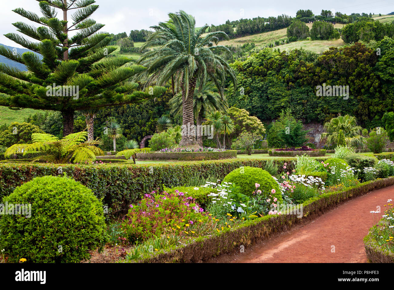 Giardini presso il punto di vista di Ponta do Sossego, isola Sao Miguel, Azzorre, Portogallo Foto Stock