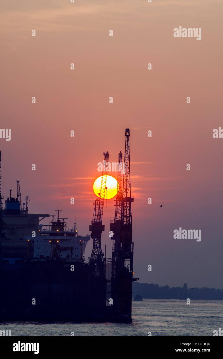 Sonnenuntergang hinter dem Hamburger Hafen. Foto Stock