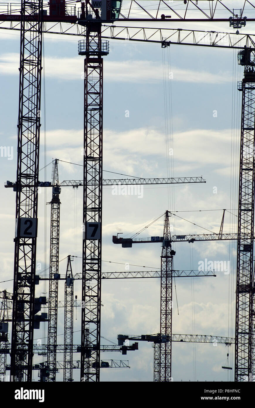 Kräne auf der Großbaustelle Hafencity di Amburgo. Foto Stock