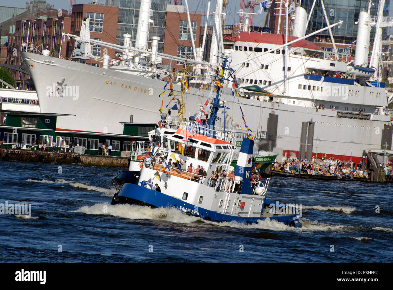 Hafengeburtstag in Amburgo. Schlepper tanzen auf der Elbe. Compleanno del porto di Amburgo. I rimorchiatori sono dancing sull'Elba. Foto Stock