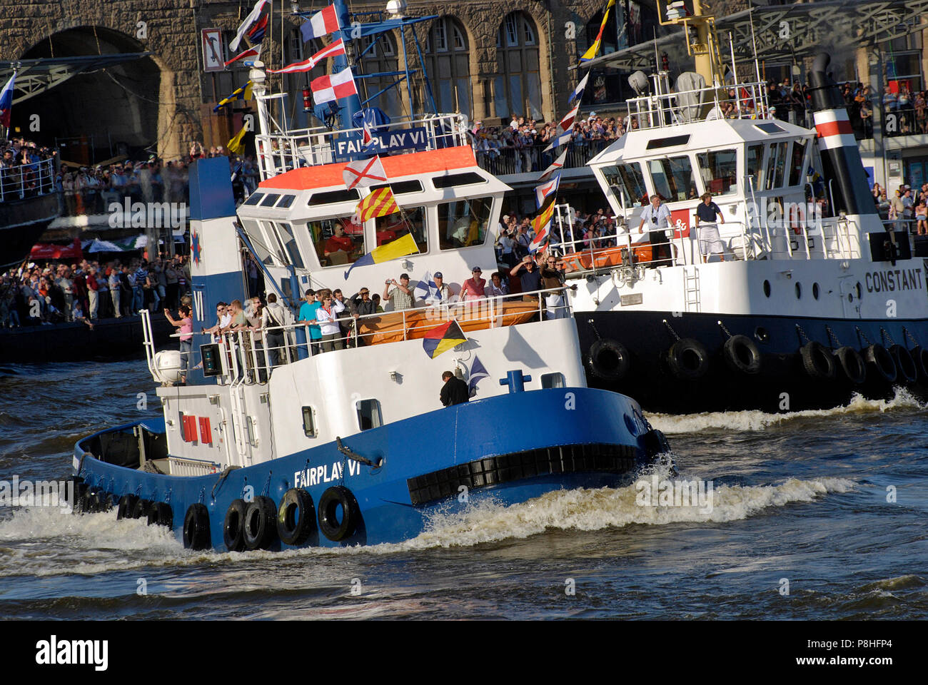 Hafengeburtstag in Amburgo. Schlepper tanzen auf der Elbe. Compleanno del porto di Amburgo. I rimorchiatori sono dancing sull'Elba. Foto Stock