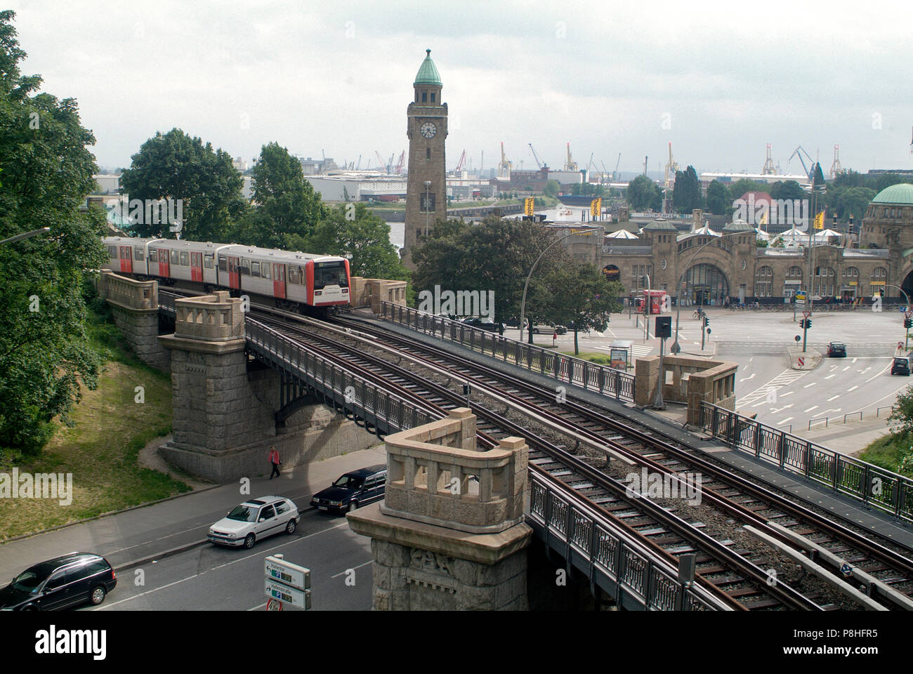 Zug der U3, U-Bahn-Linie, fährt auf einer Brücke über die Helgoländer Allee. Im Hintergrund die St. Pauli Landungsbrücken. Amburgo Foto Stock