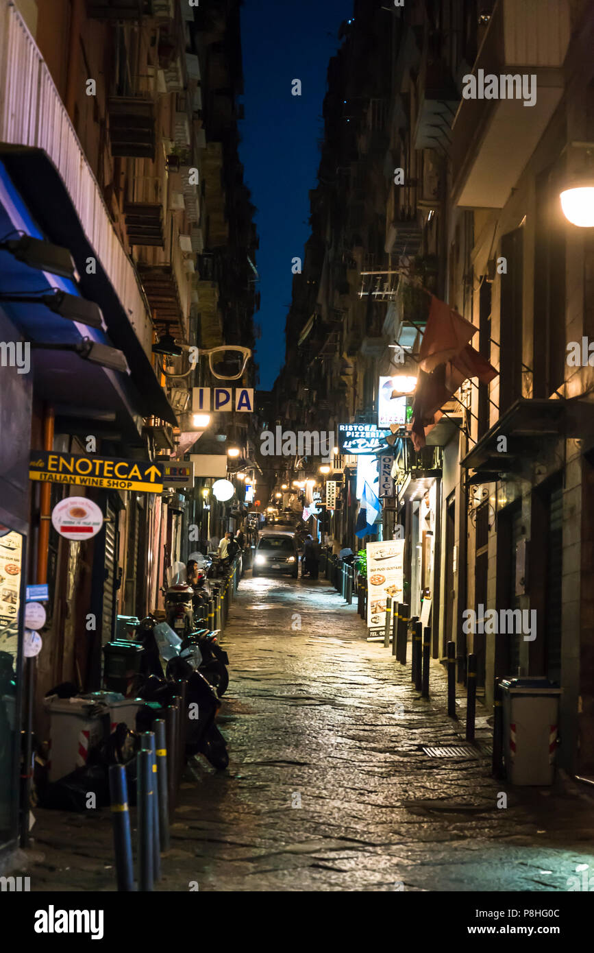 Quartiere Spagnoli, Vuoto strada di notte, Napoli, Italia Foto Stock