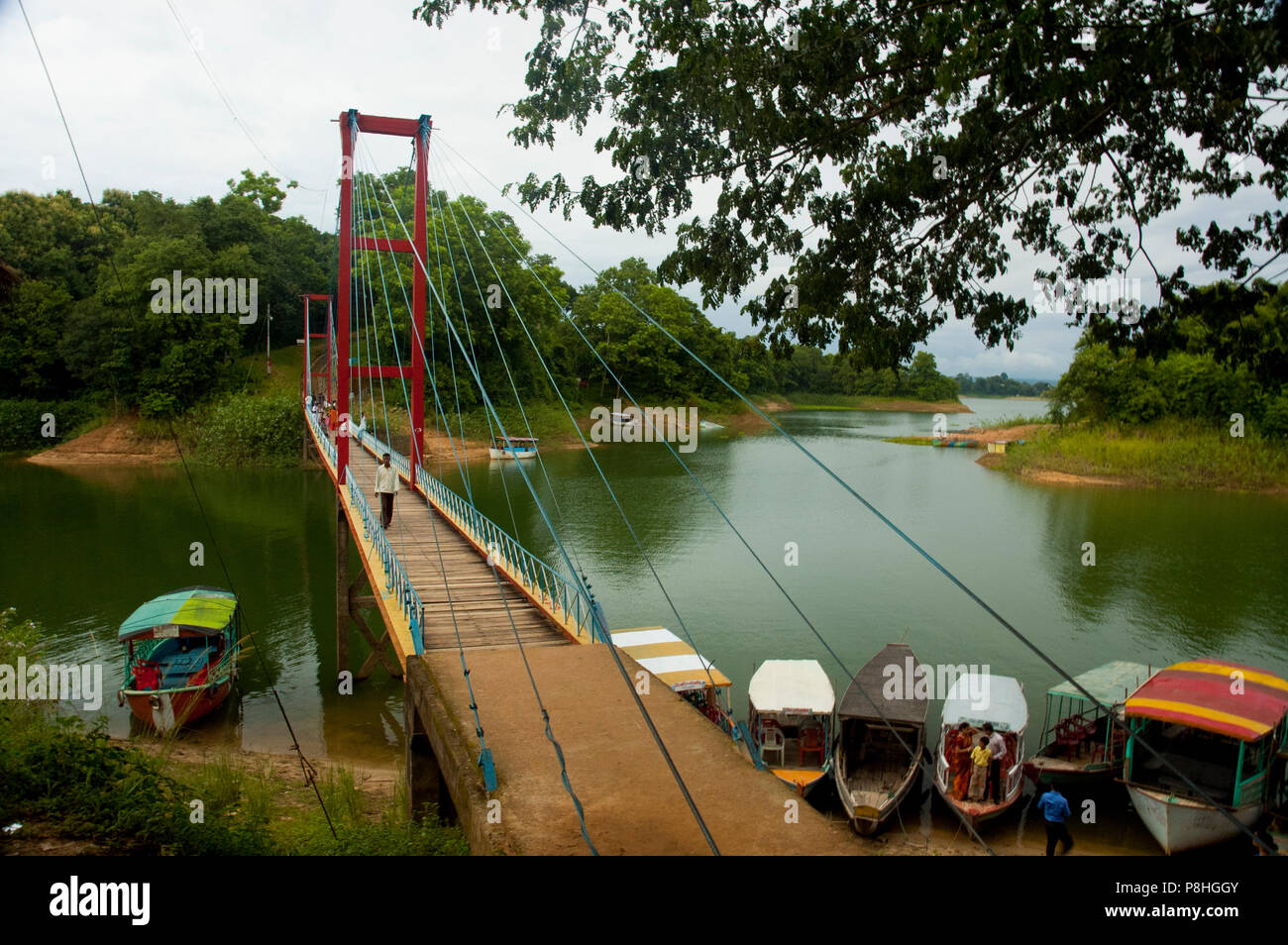 Un ponte sospeso sul Kaptai lago in Rangamati. Kaptai lago è un uomo; fatta lago del sud; Bangladesh orientale. È situato nel distretto di Rangamati di Foto Stock