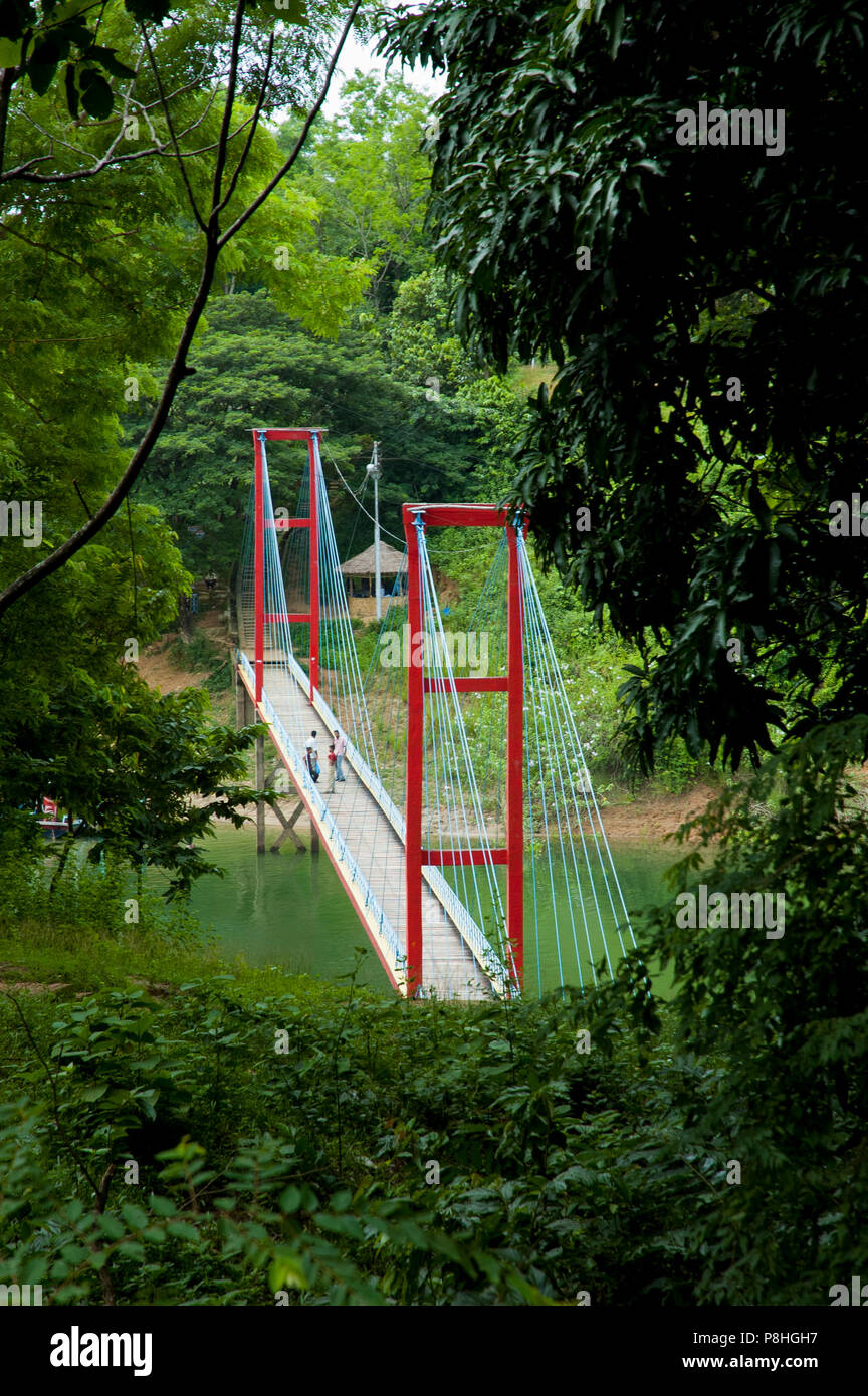 Un ponte sospeso sul Kaptai lago in Rangamati. Kaptai lago è un uomo; fatta lago del sud; Bangladesh orientale. È situato nel distretto di Rangamati di Foto Stock