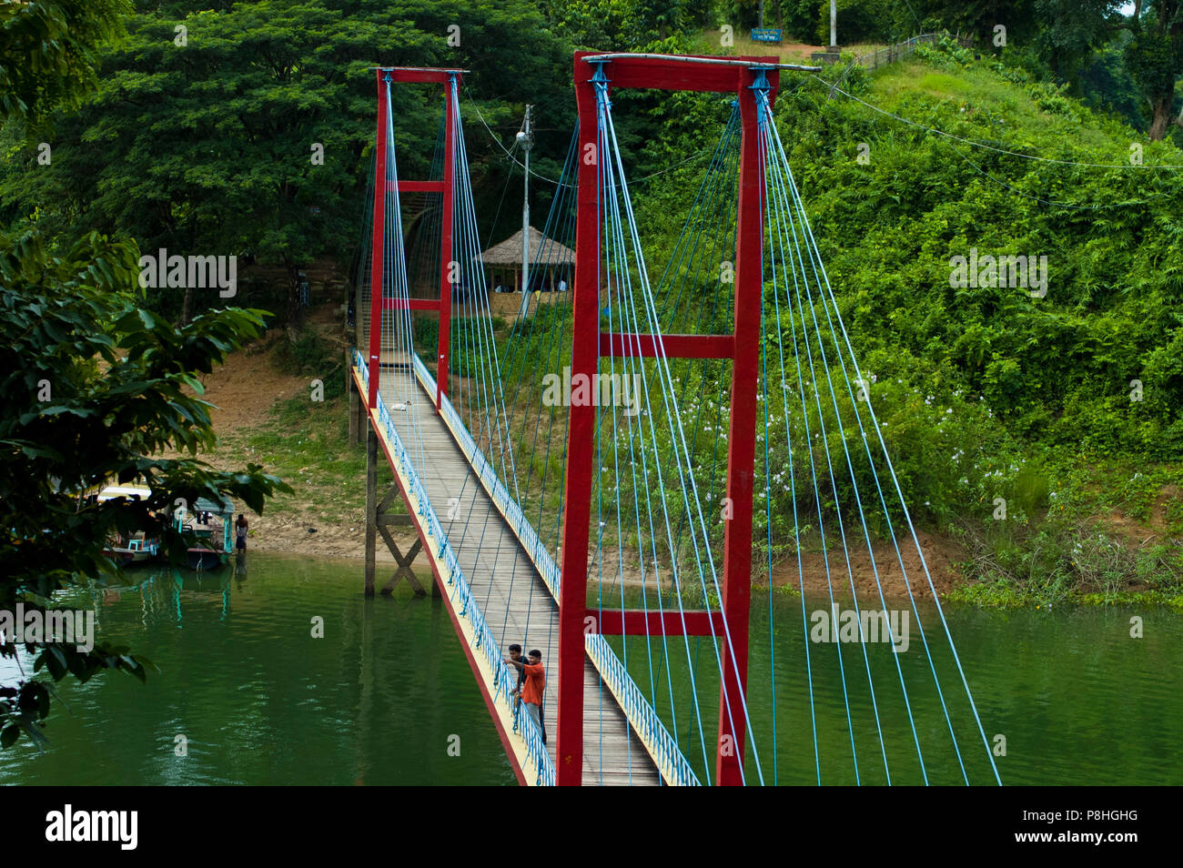 Un ponte sospeso sul Kaptai lago in Rangamati. Kaptai lago è un uomo; fatta lago del sud; Bangladesh orientale. È situato nel distretto di Rangamati di Foto Stock