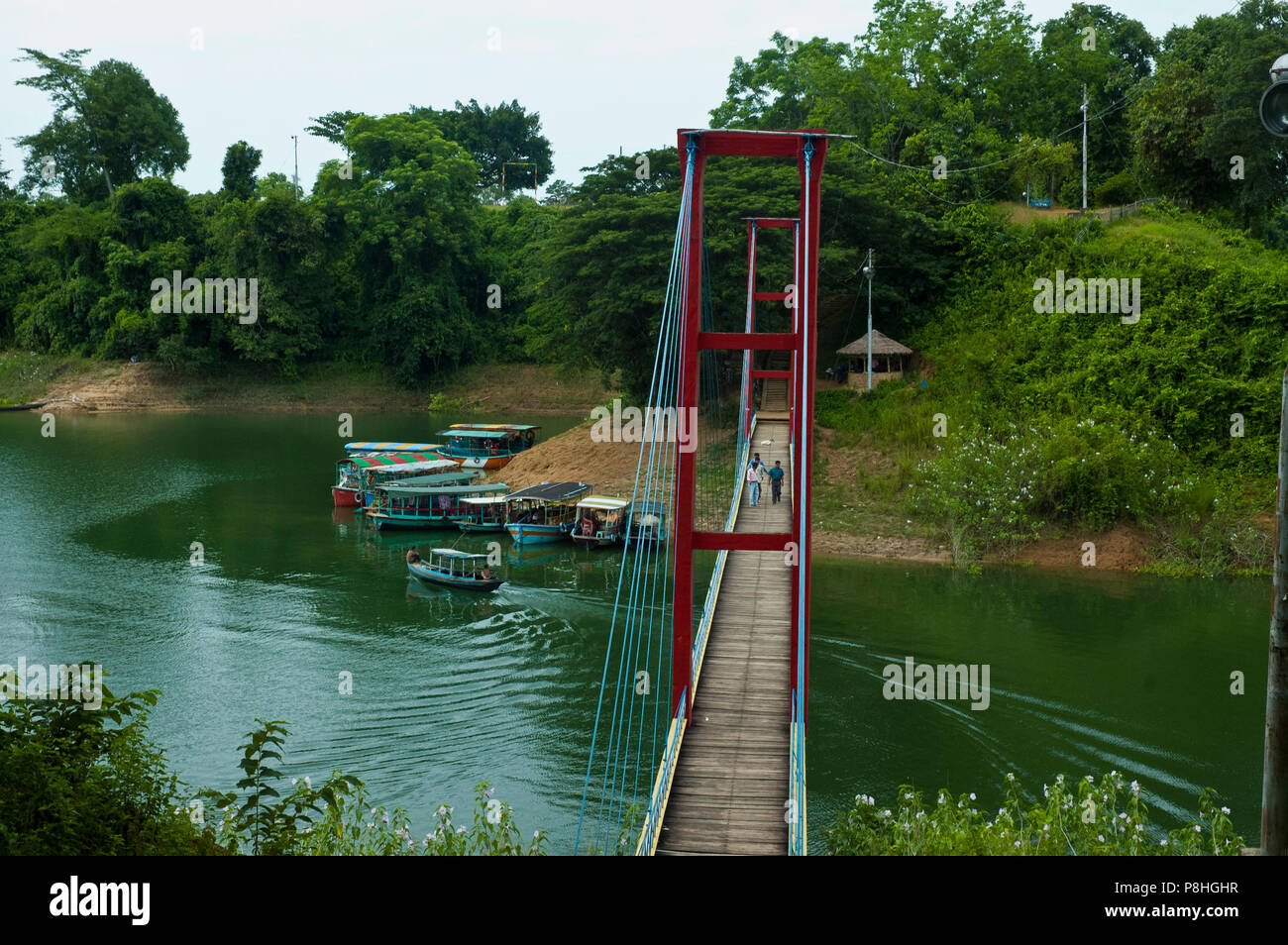 Un ponte sospeso sul Kaptai lago in Rangamati. Kaptai lago è un uomo; fatta lago del sud; Bangladesh orientale. È situato nel distretto di Rangamati di Foto Stock